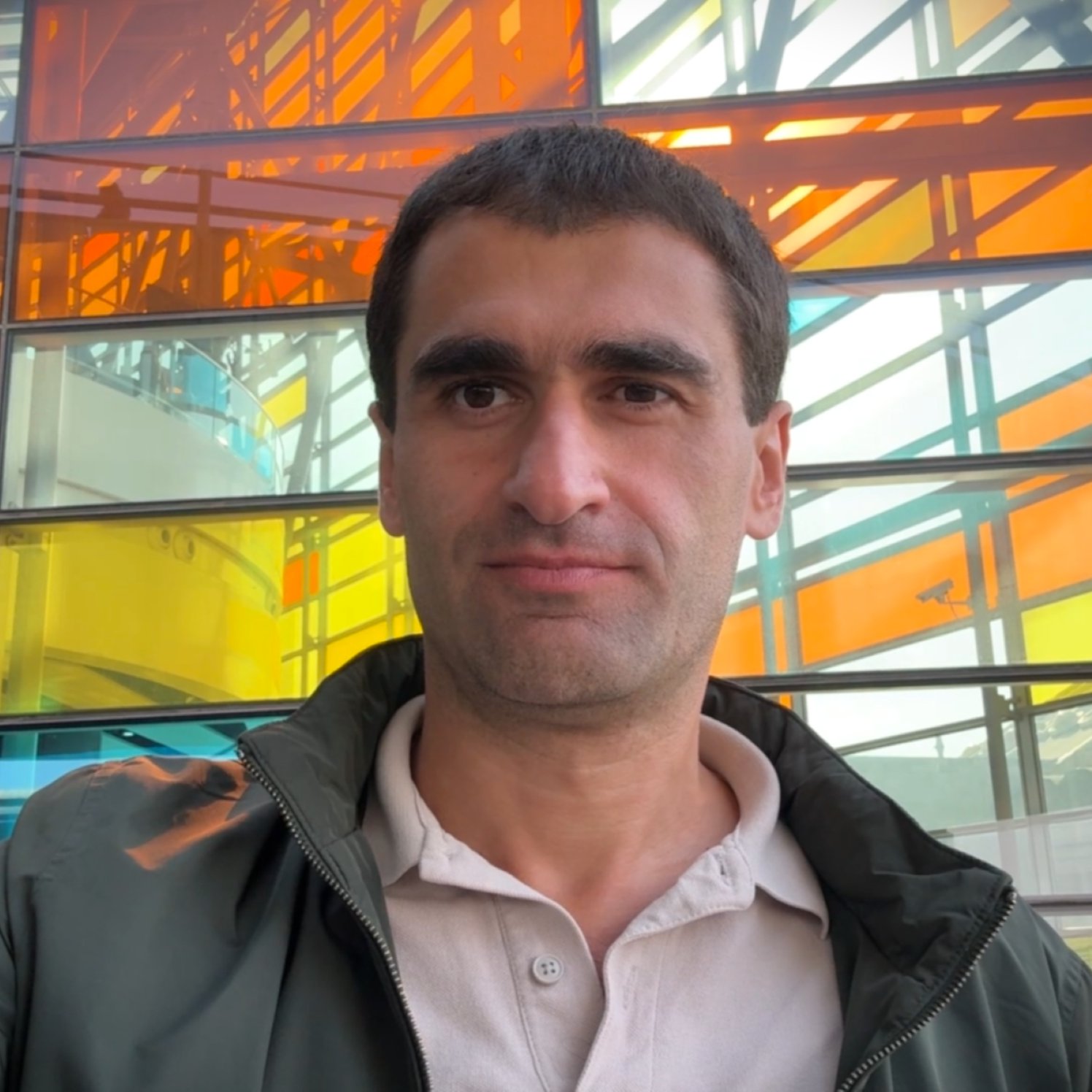 Арам Гид по Еревану, влюбленный в город