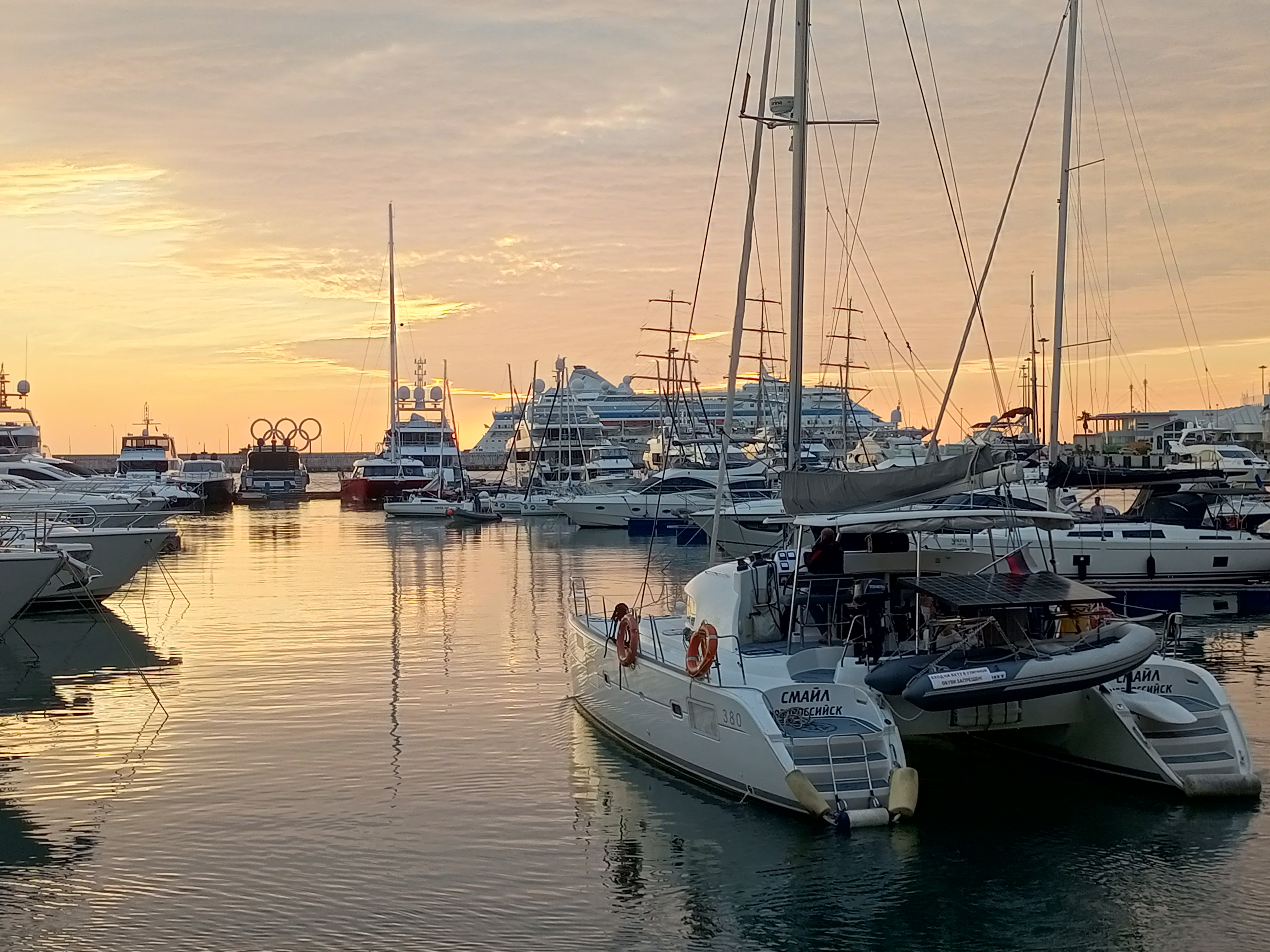 Черноморская dolce vita: встреча заката на роскошной яхте с видом на Сочи и горы