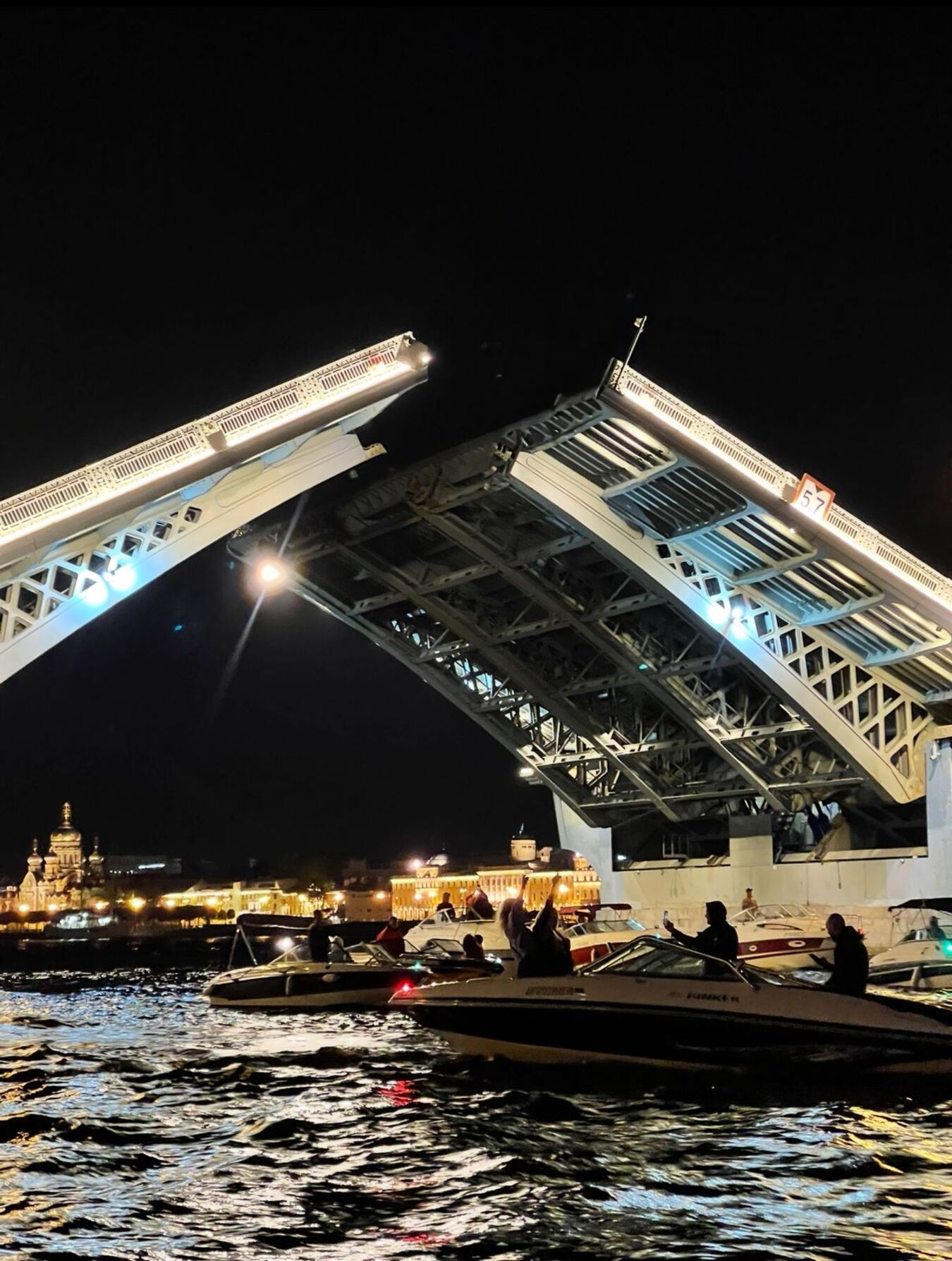 Фиеста на катере: романтика разводных мостов