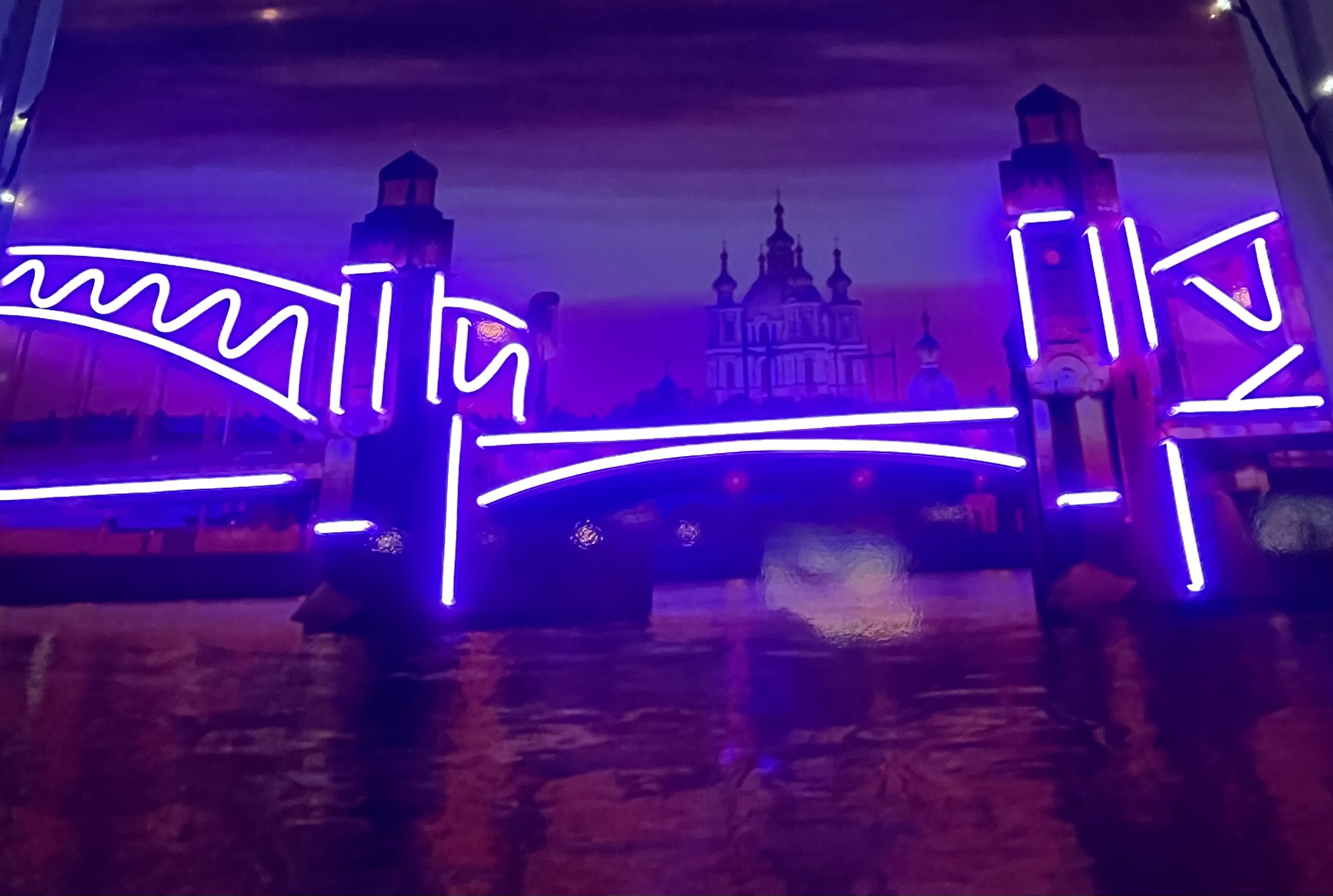 Петербургская ночь: развод мостов и тайные бары на «мини купере»