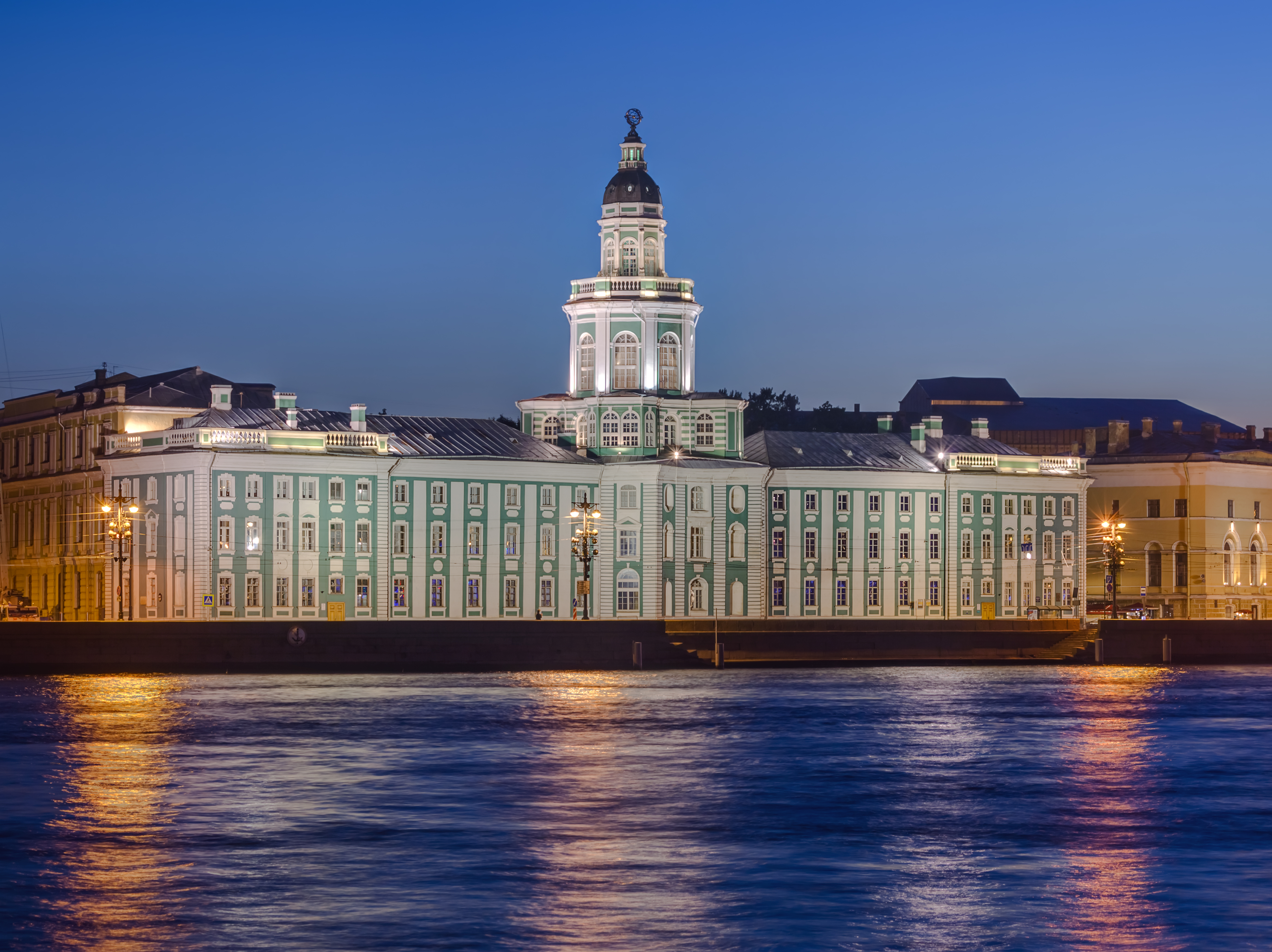 Город над вольной Невой: прогулка на катере на развод мостов