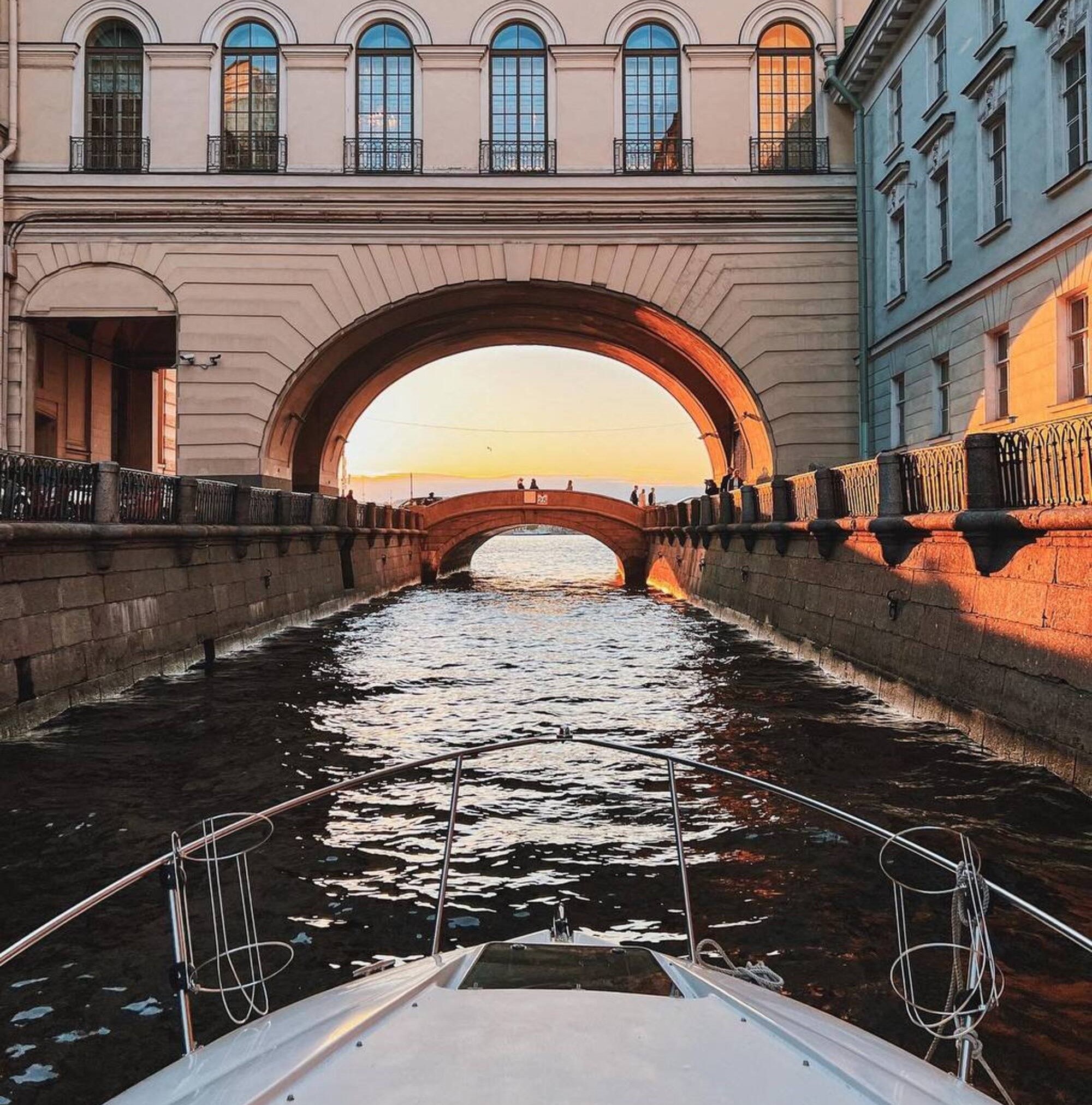 На катере - к разводным мостам ночного Петербурга