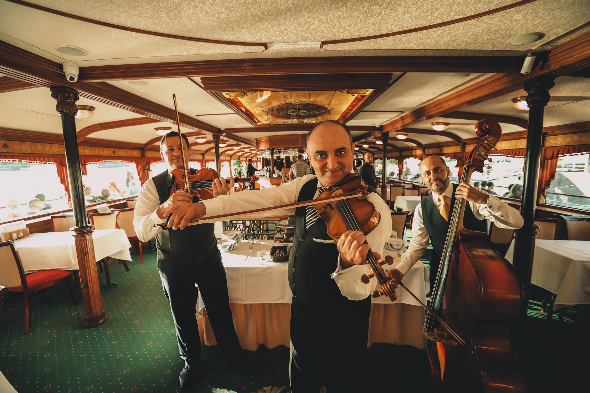 ПрогулкапоДунаюнакорабликеитрадиционныйвенгерскийужин