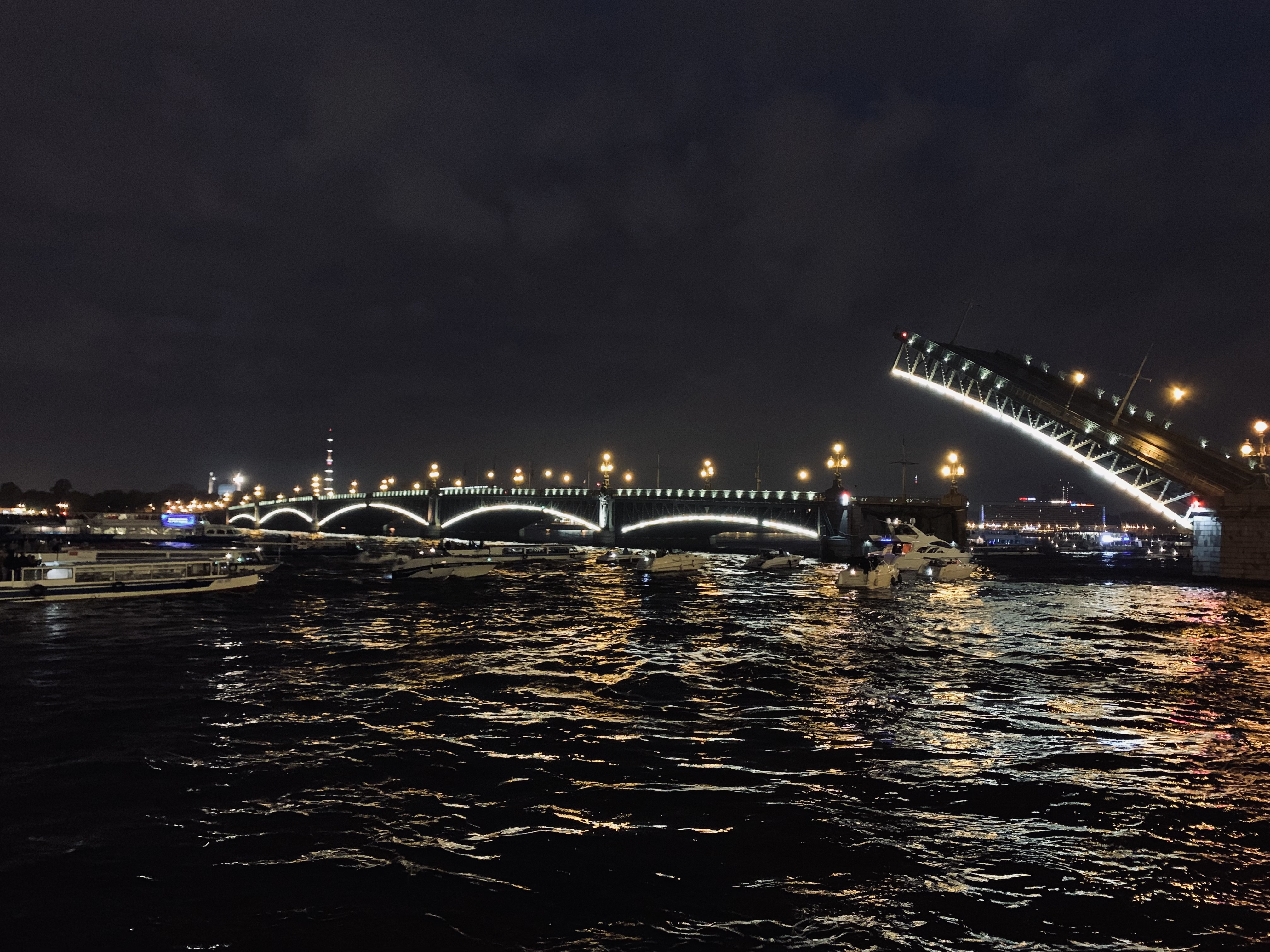 Развод мостов на катере - под музыку или в тишине