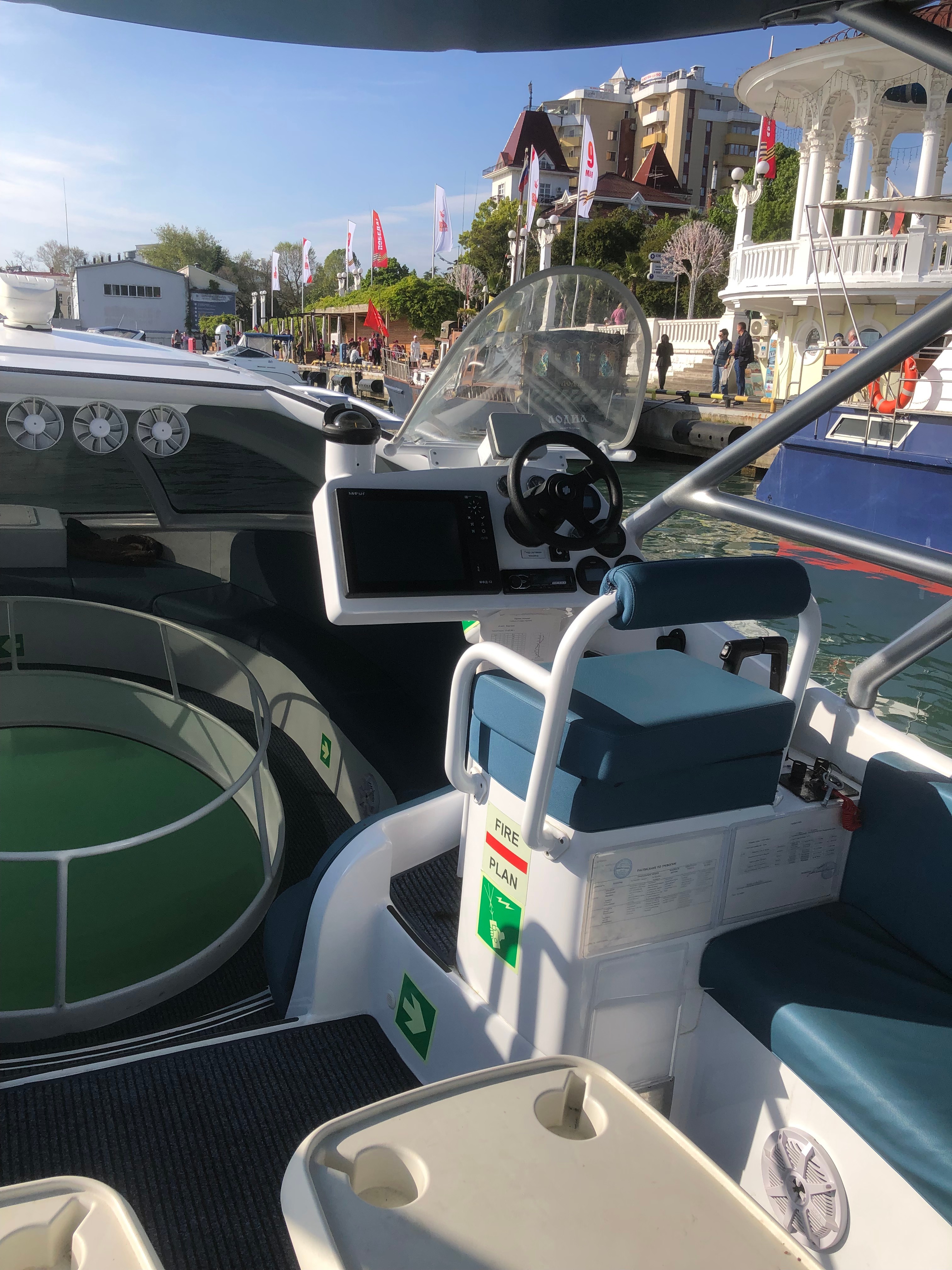 Морская прогулка на яхте с прозрачным дном