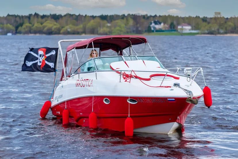 Прогулка на яхте «Красотка» по Москве и Московскому морю