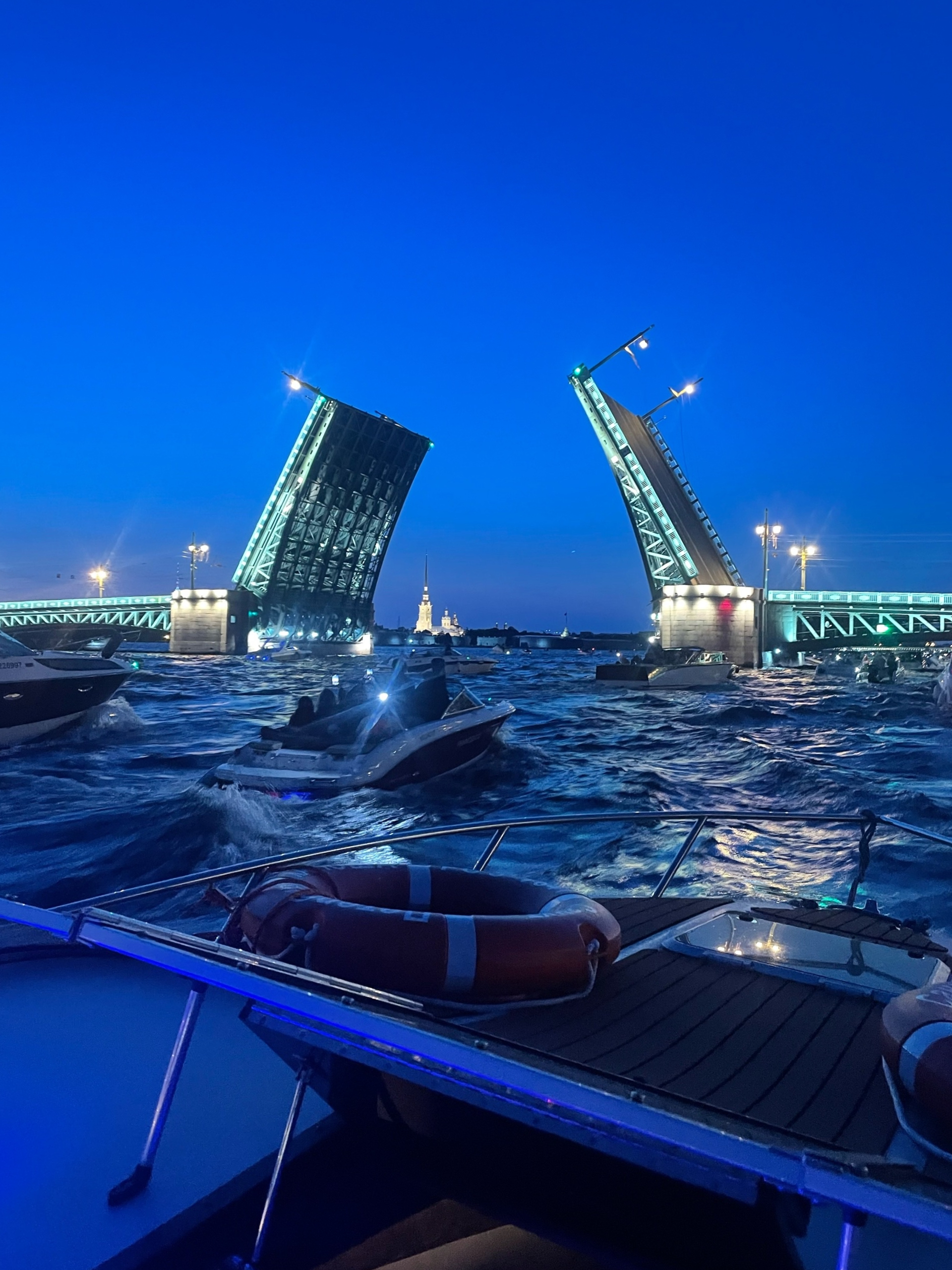 Ночная водная прогулка к самым известным разводным мостам Петербурга