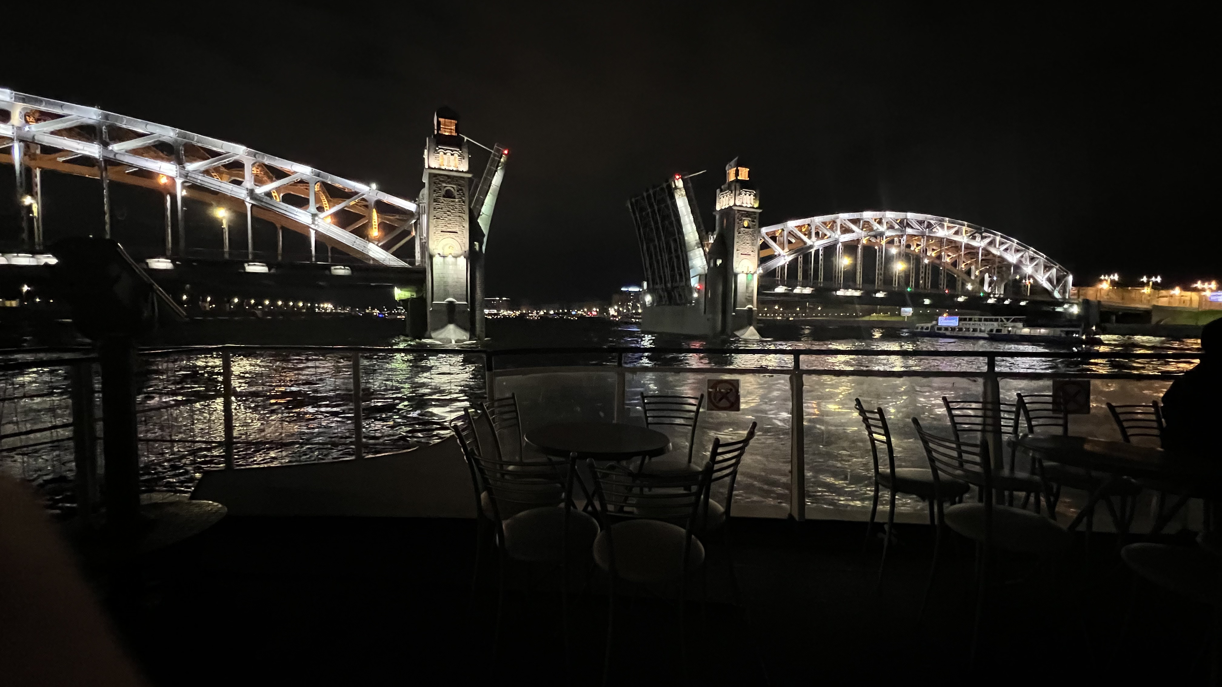 Дискотека под разводными мостами
