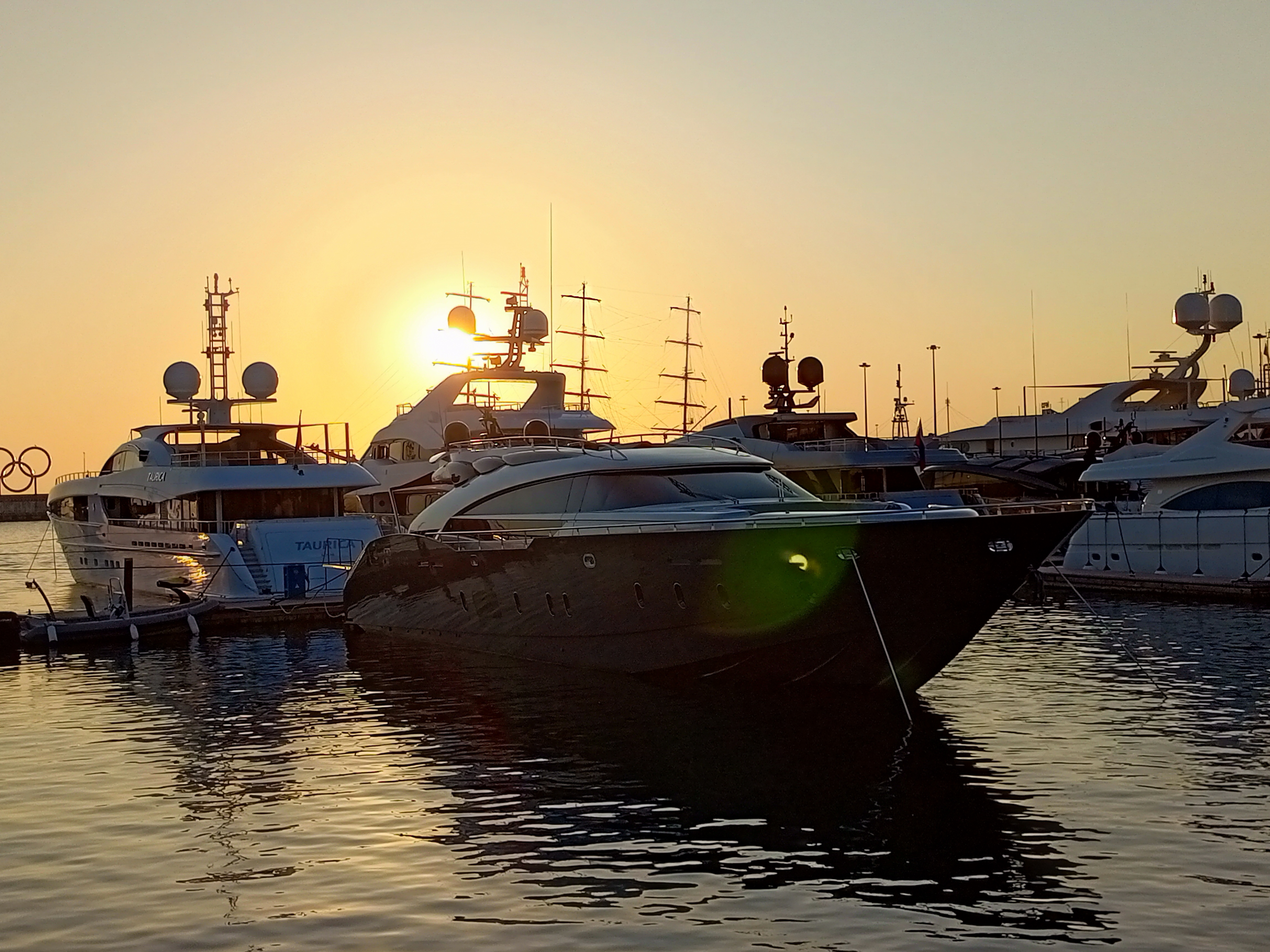 Черноморская dolce vita: встреча заката на роскошной яхте с видом на Сочи и горы