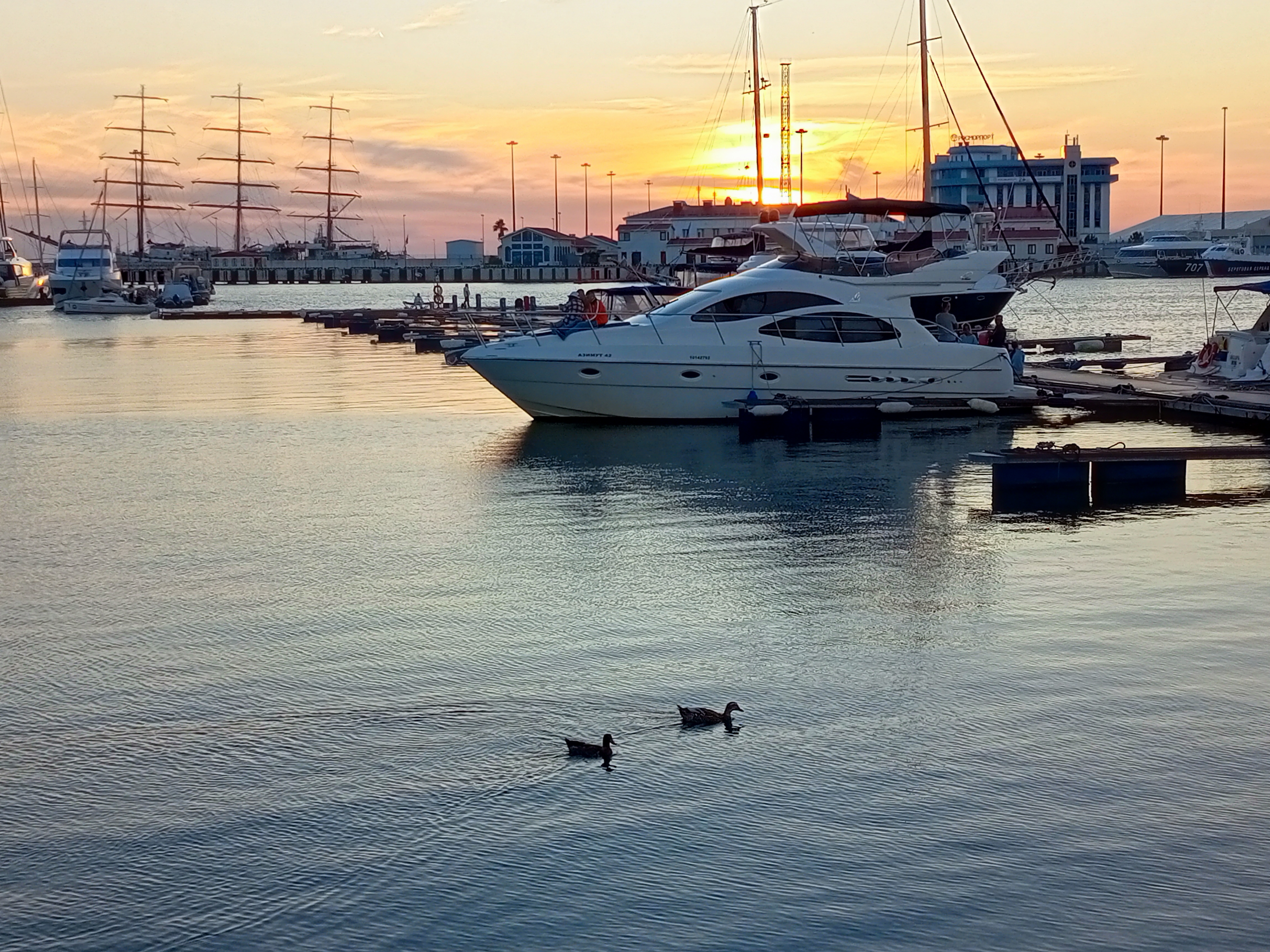 Черноморская dolce vita: встреча заката на роскошной яхте с видом на Сочи и горы