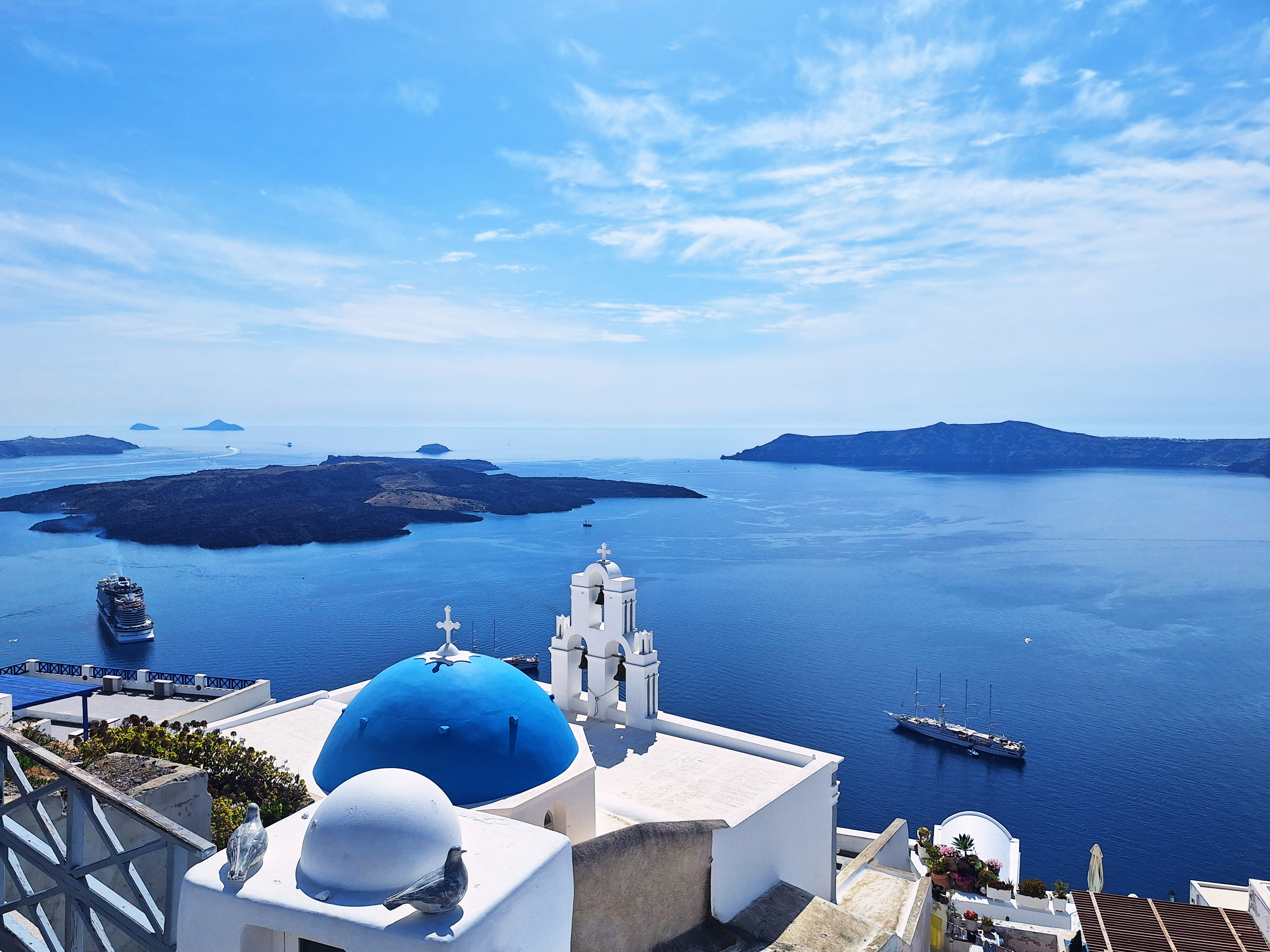 Санторини: яркие фотолокации, старые улочки и семейные истории