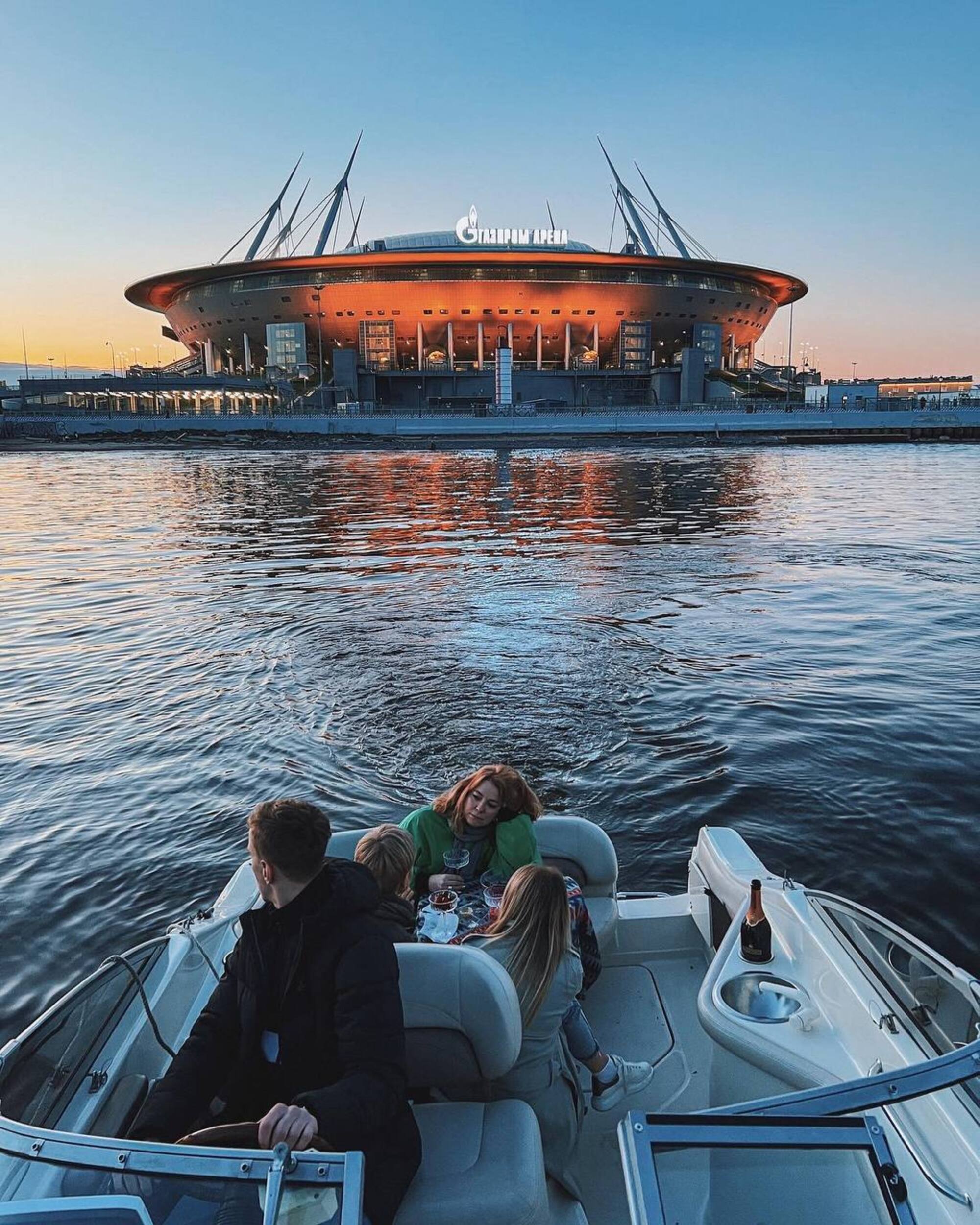 На катере - к разводным мостам ночного Петербурга