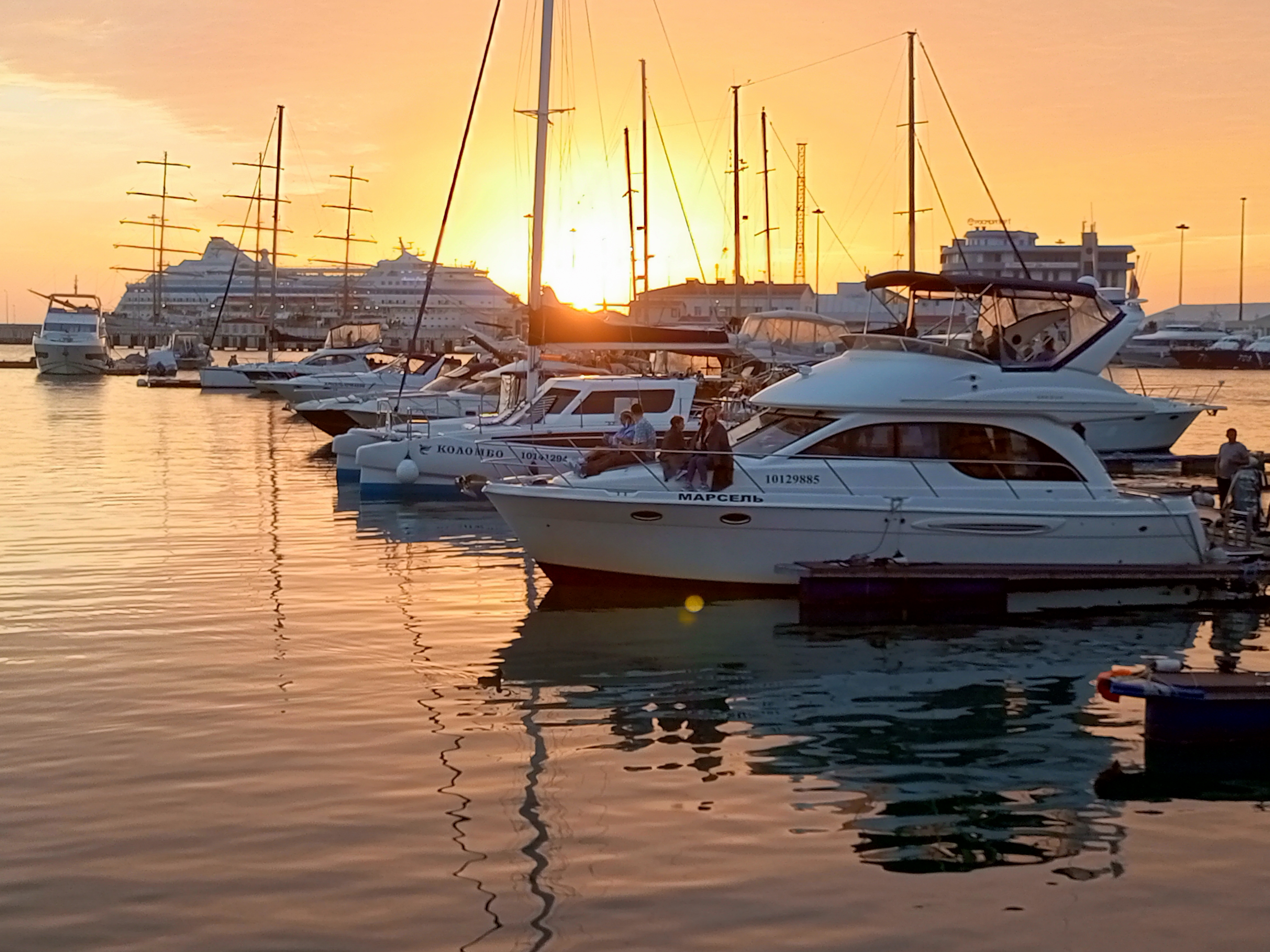 Черноморская dolce vita: встреча заката на роскошной яхте с видом на Сочи и горы