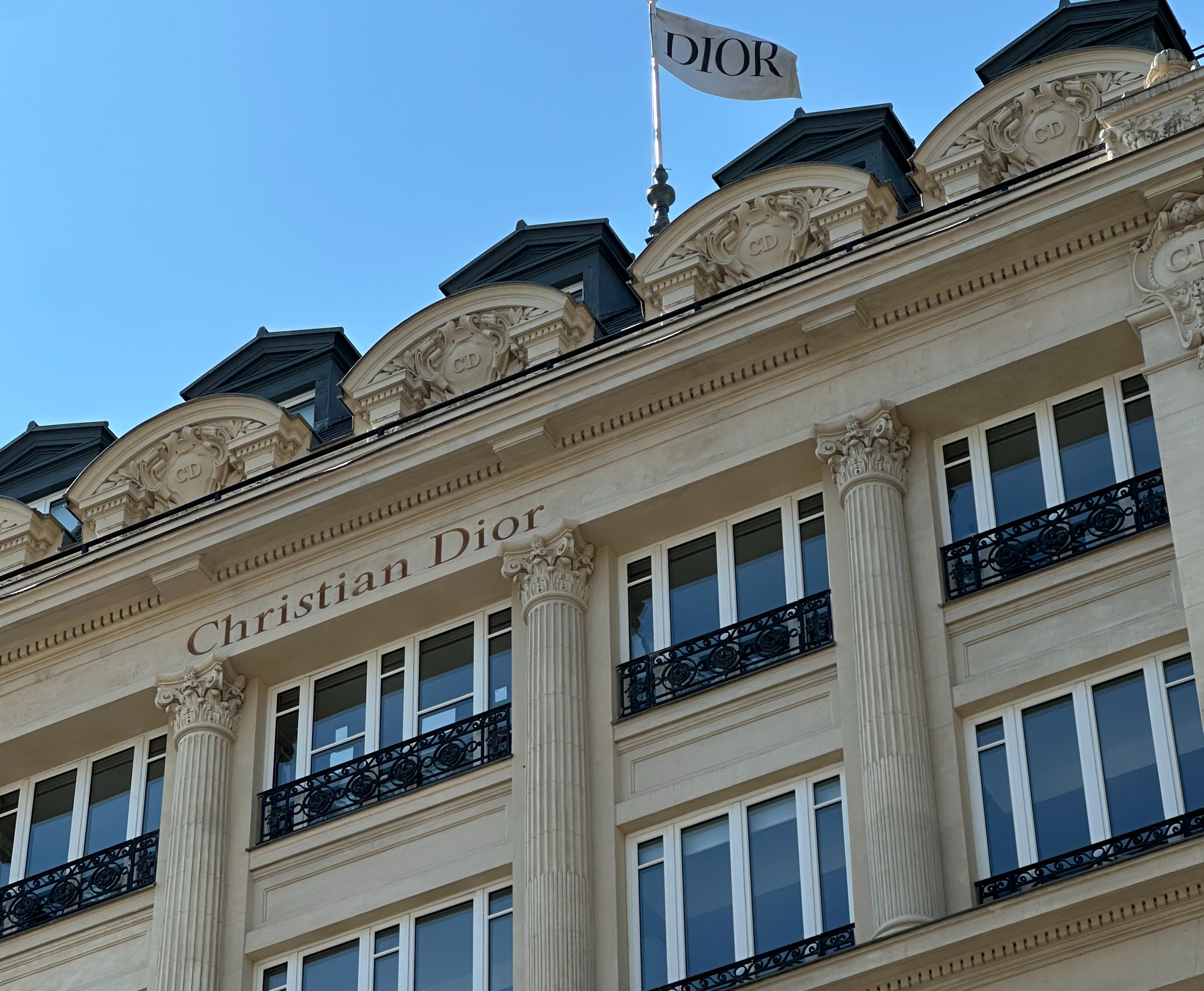 Мода сквозь улицы Парижа: от Людовика XIV до Dior