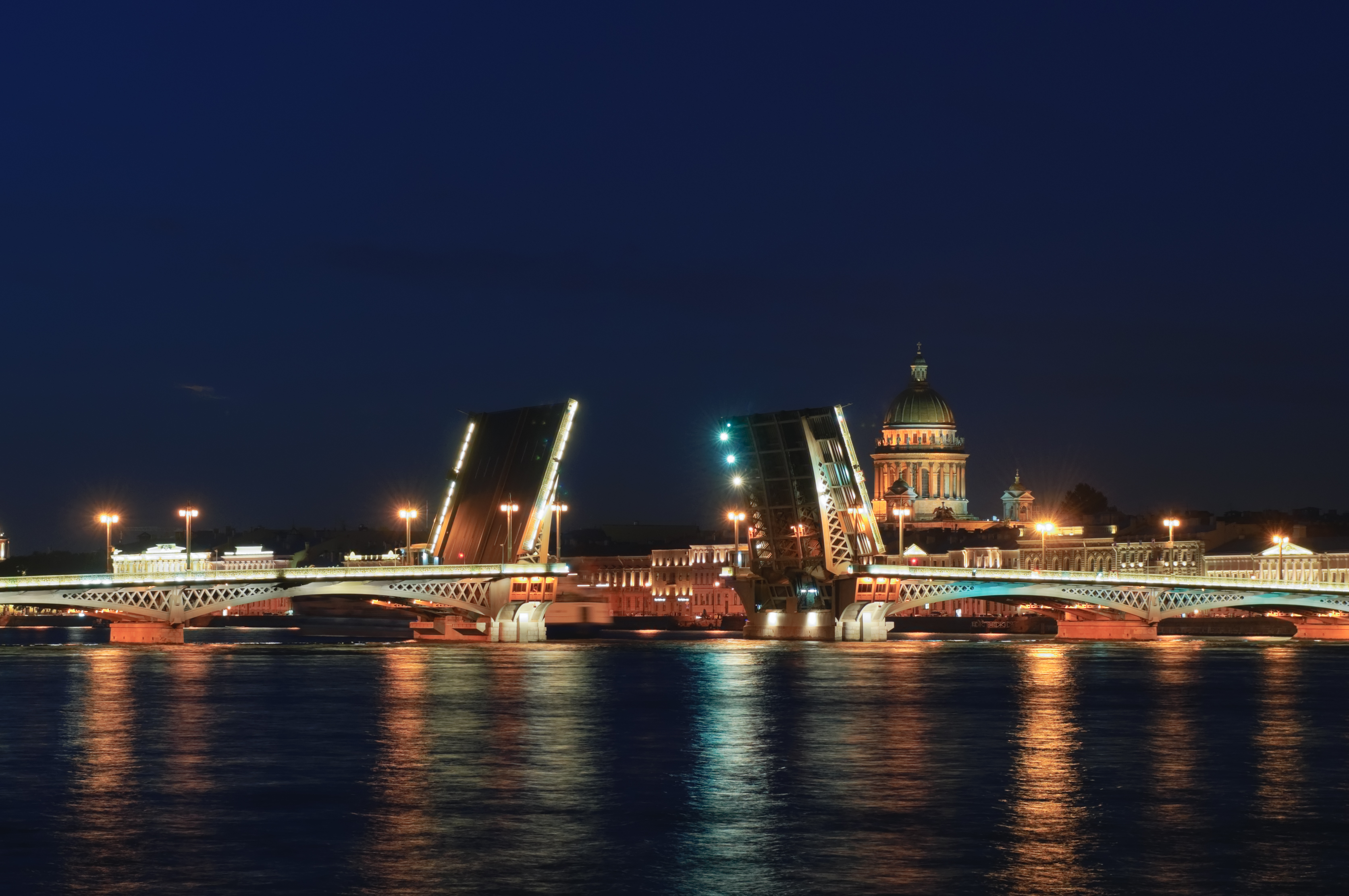 Фиеста на катере: романтика разводных мостов