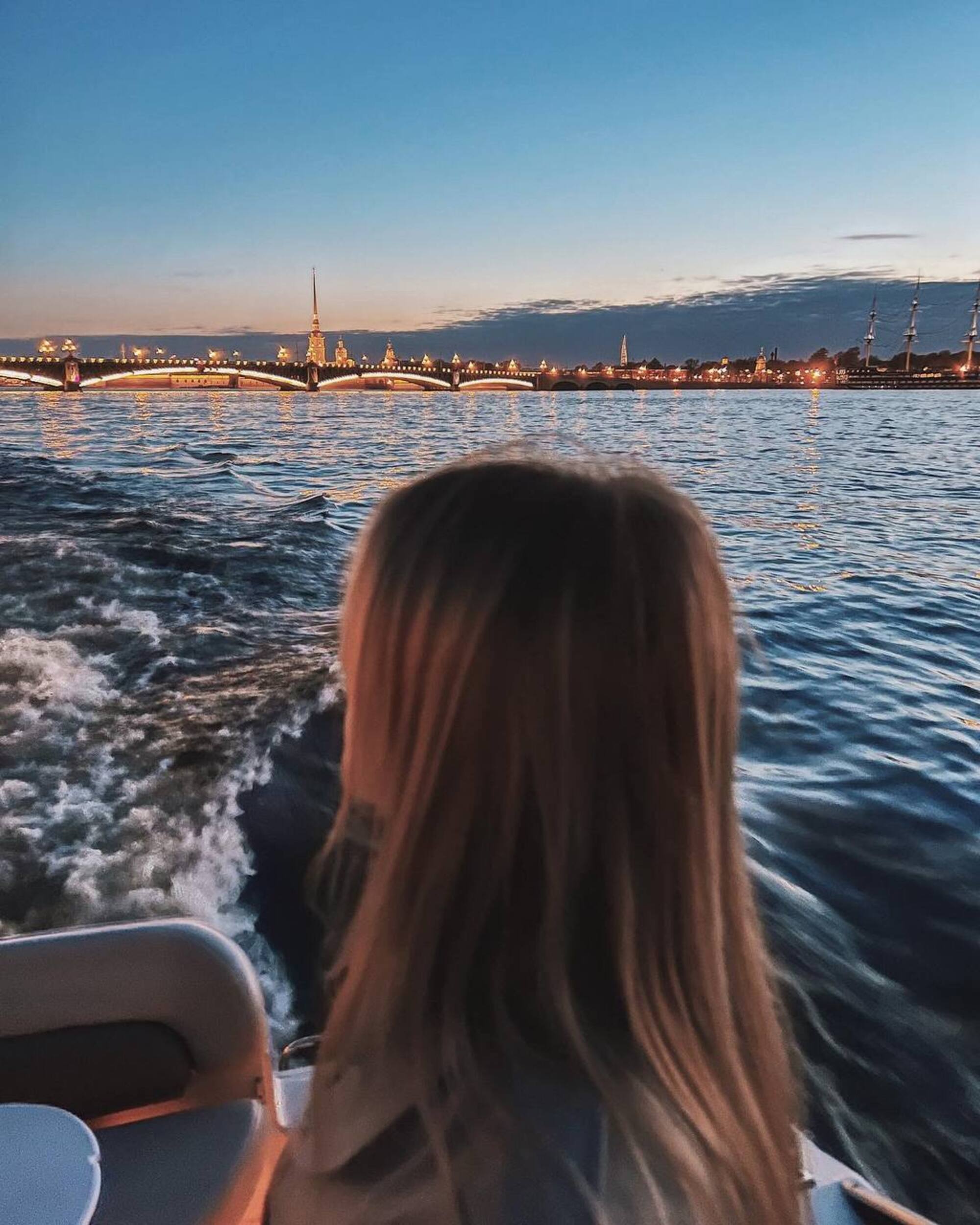 На катере - к разводным мостам ночного Петербурга