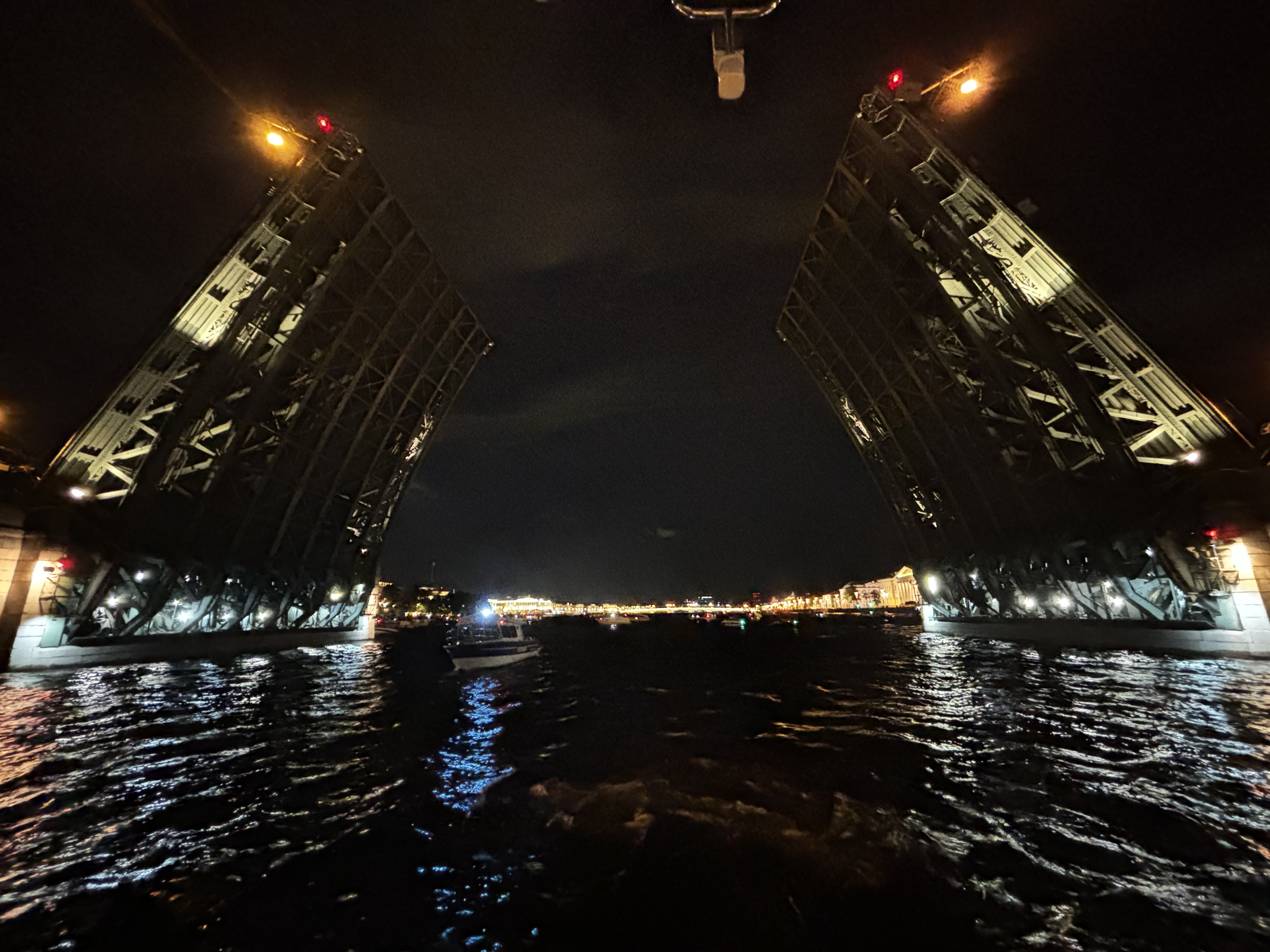 Ночной круиз на разводные мосты с дискотекой на теплоходе