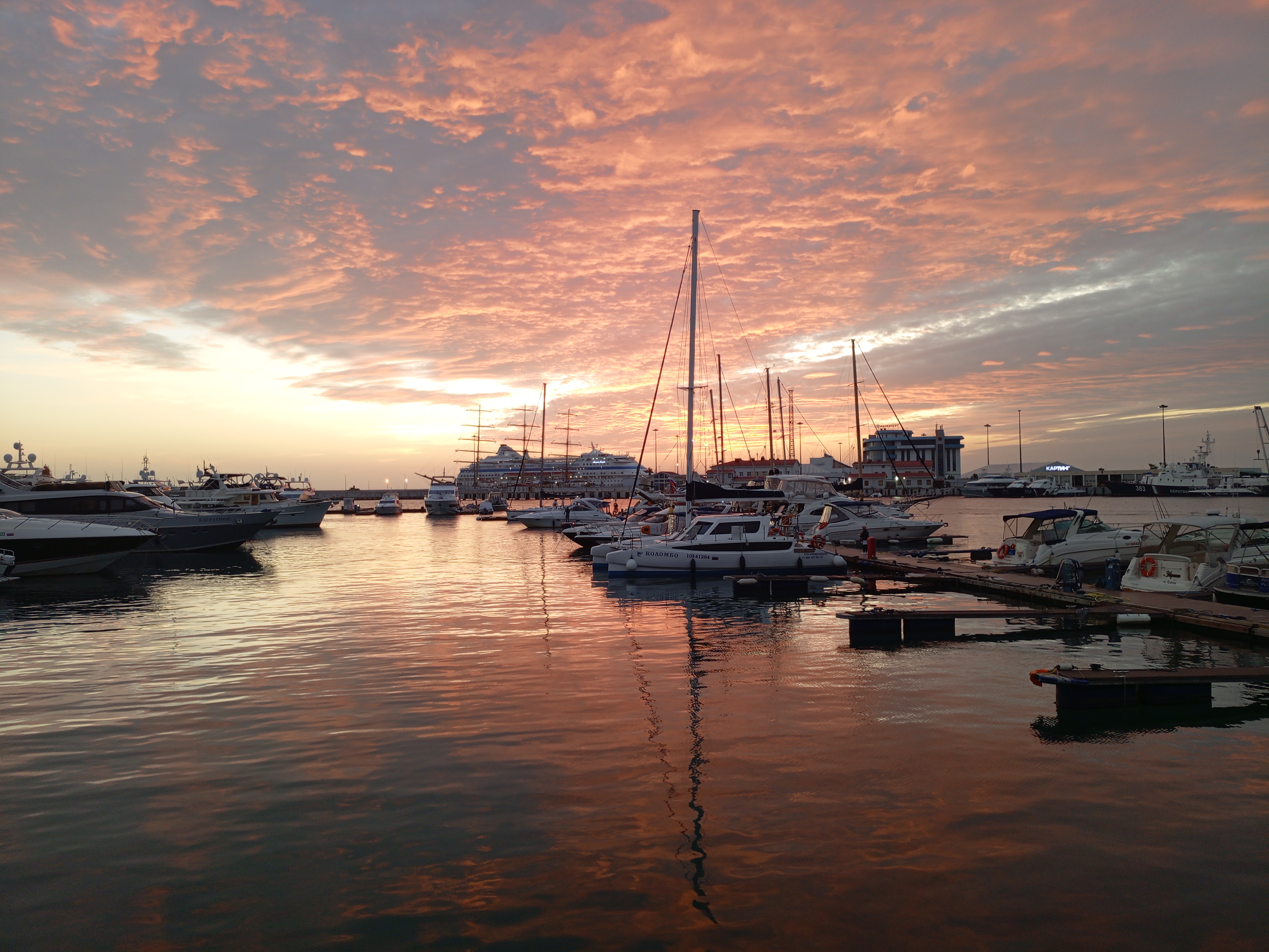 Черноморская dolce vita: встреча заката на роскошной яхте с видом на Сочи и горы