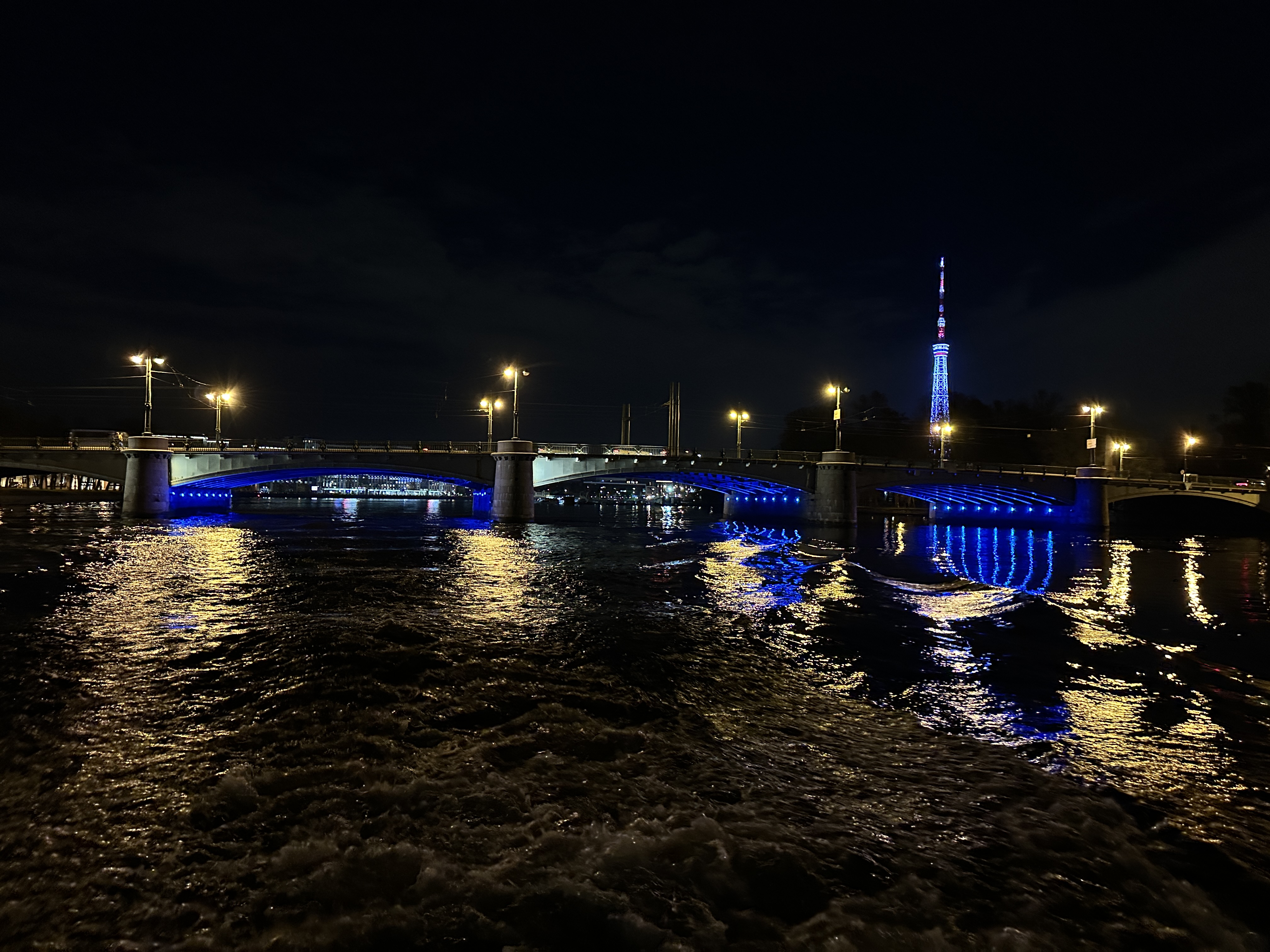 К разводным мостам - на ночном теплоходе