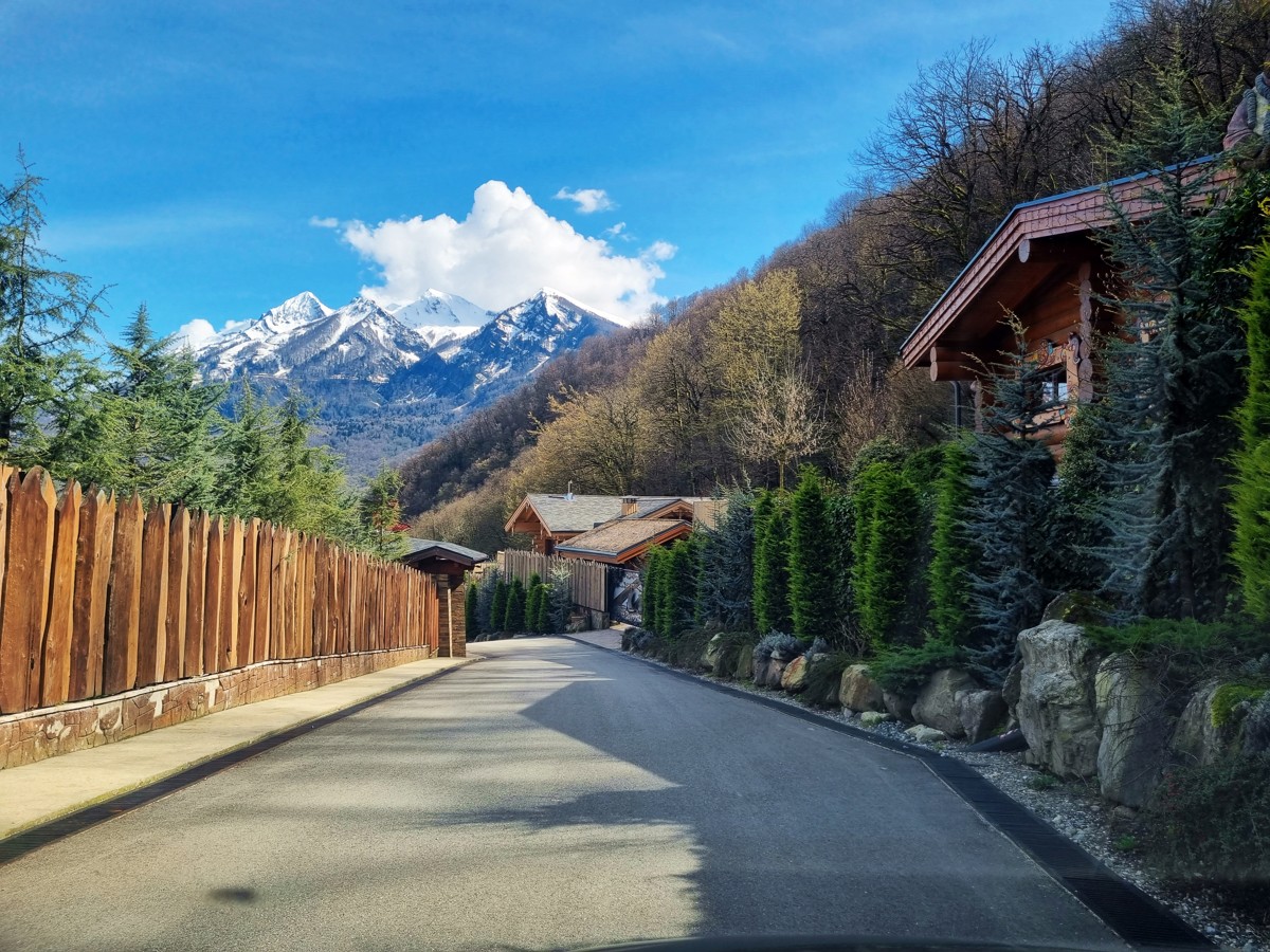 Прогулка по красной поляне. Прогулка по красной поляне. Красная поляна достопримечательности летом. Прогулка по красной поляне. Прогулка по красной поляне.