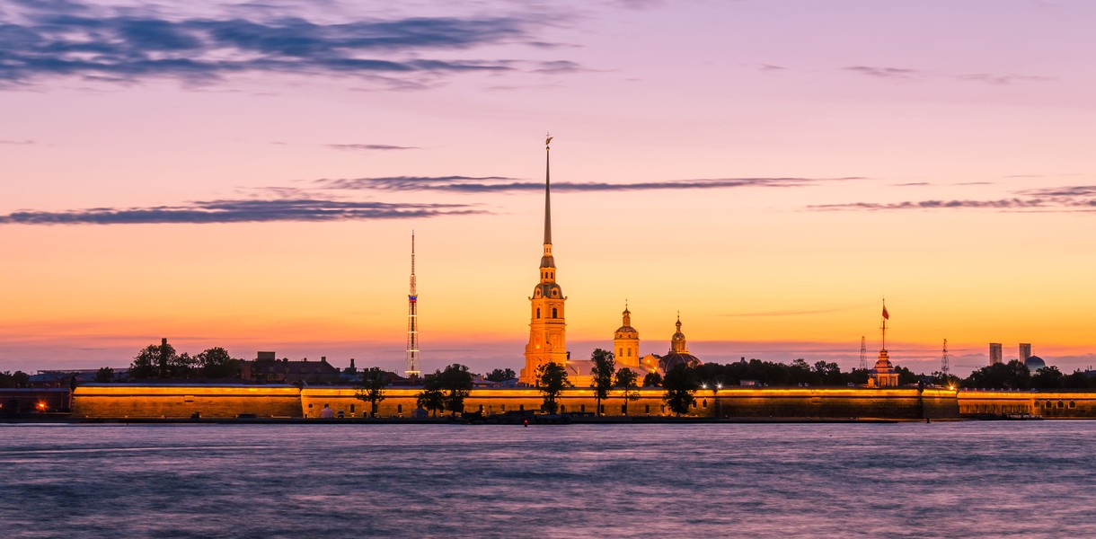 В августе в питере есть белые ночи. Белые ночи санкт-петербург. белые ночи в питере 2025. петропавловская крепость ночью.