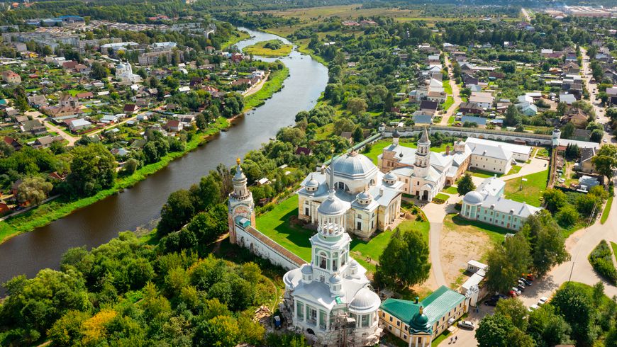 Таржок. Торжок. Старый город торжок тверецкая набережная. Воскресенский монастырь (торжок). Прокудин горский торжок.