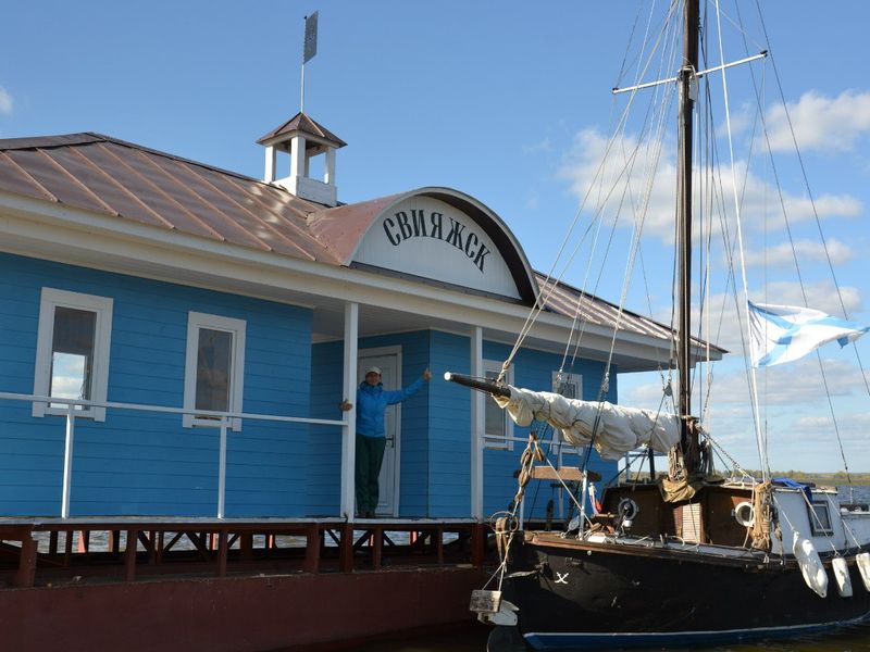 Речная экскурсия казань отзывы. Водная экскурсия казань. Вид на казанский кремль с волги. Река казанка в казани. Казанский кремль аэро.