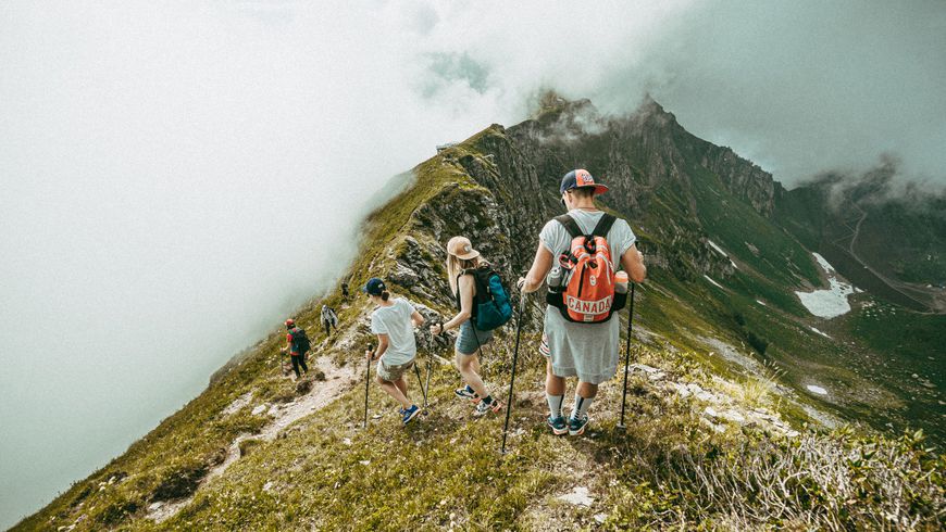 Поход в горы. Гора ачишхо красная поляна маршрут. Экскурсия сочи карниз бзерпинский. Красная поляна горы лето. Прогулка в горы сочи.