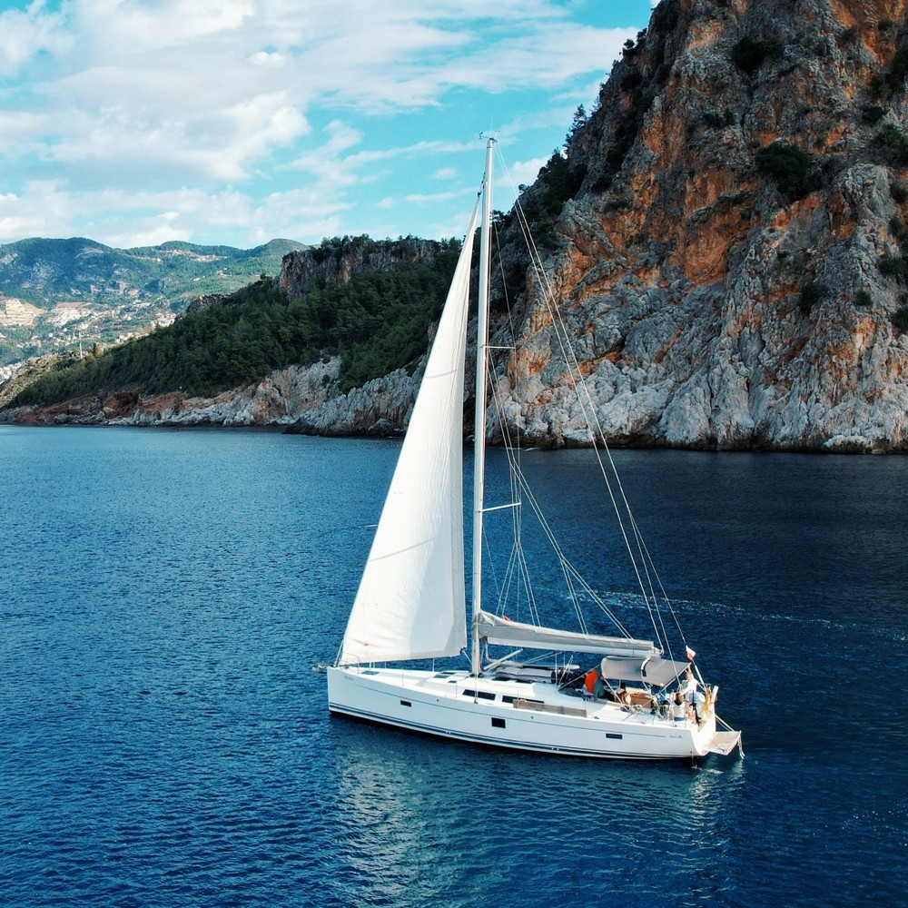 Бавария 46 яхта. Морская прогулка на яхте. Семья на яхте. Обратно на яхту. Бавария 46 круиз яхта круизер.