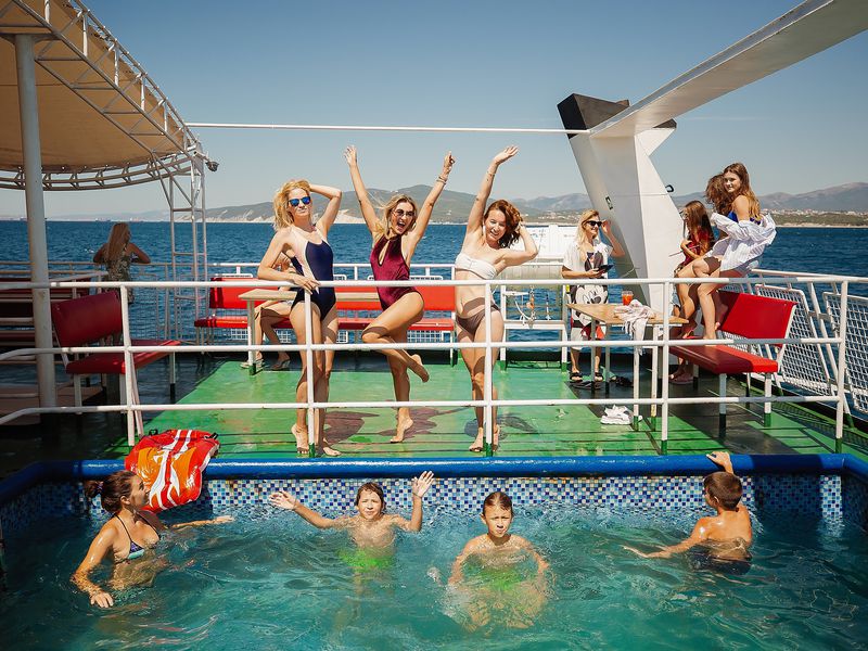 Морская прогулка к скале Парус на теплоходе (4/8)