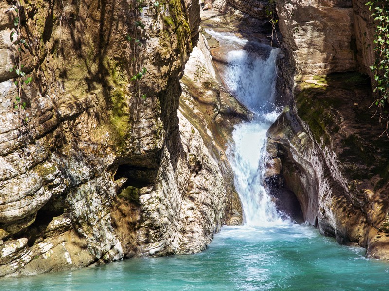 Экскурсия в ущелье в сочи. Агурский водопад сочи. агурские водопады сочи 2025. экскурсия на агурские водопады. змейковские водопады сочи.
