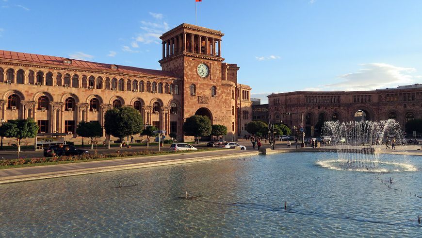 Центральная площадь еревана. Ереван площадь республики в ереване. Tls yerevan. Ереван hraparak. Площадь республики армения.