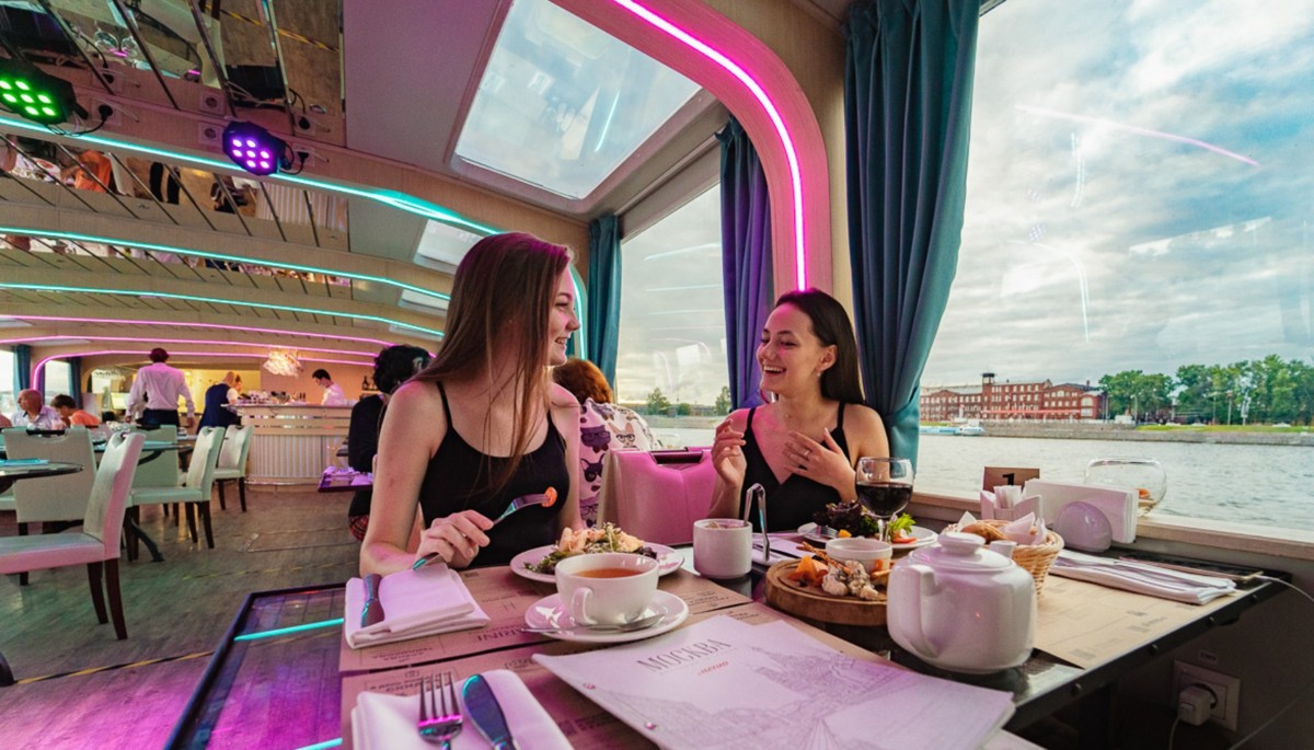 На двухпалубном теплоходе — по Неве с выходом в Финский залив (6/10)