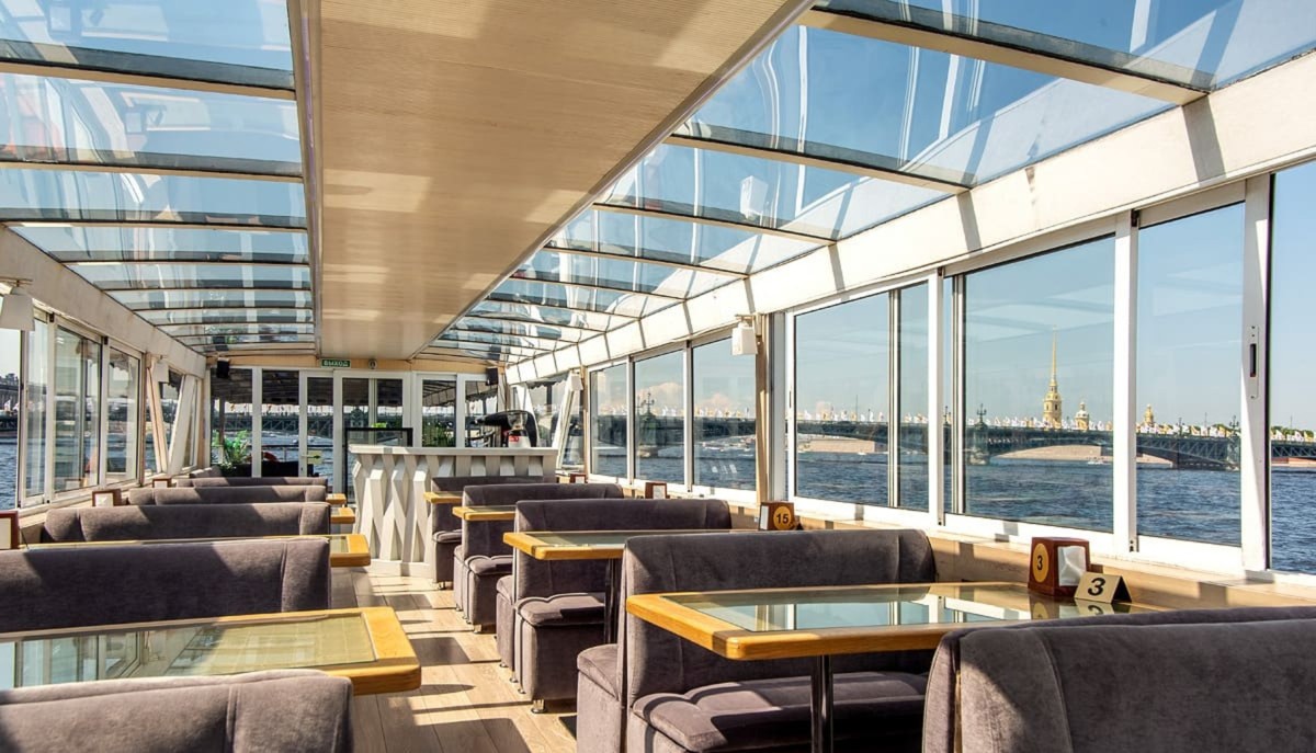 На двухпалубном теплоходе — по Неве с выходом в Финский залив (10/10)