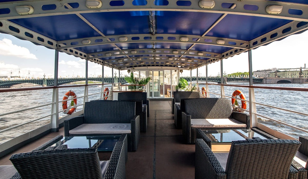 На двухпалубном теплоходе — по Неве с выходом в Финский залив (9/10)