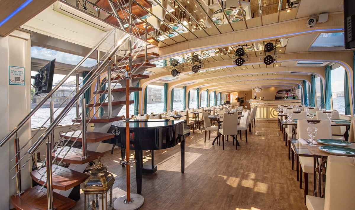 На двухпалубном теплоходе — по Неве с выходом в Финский залив (8/10)