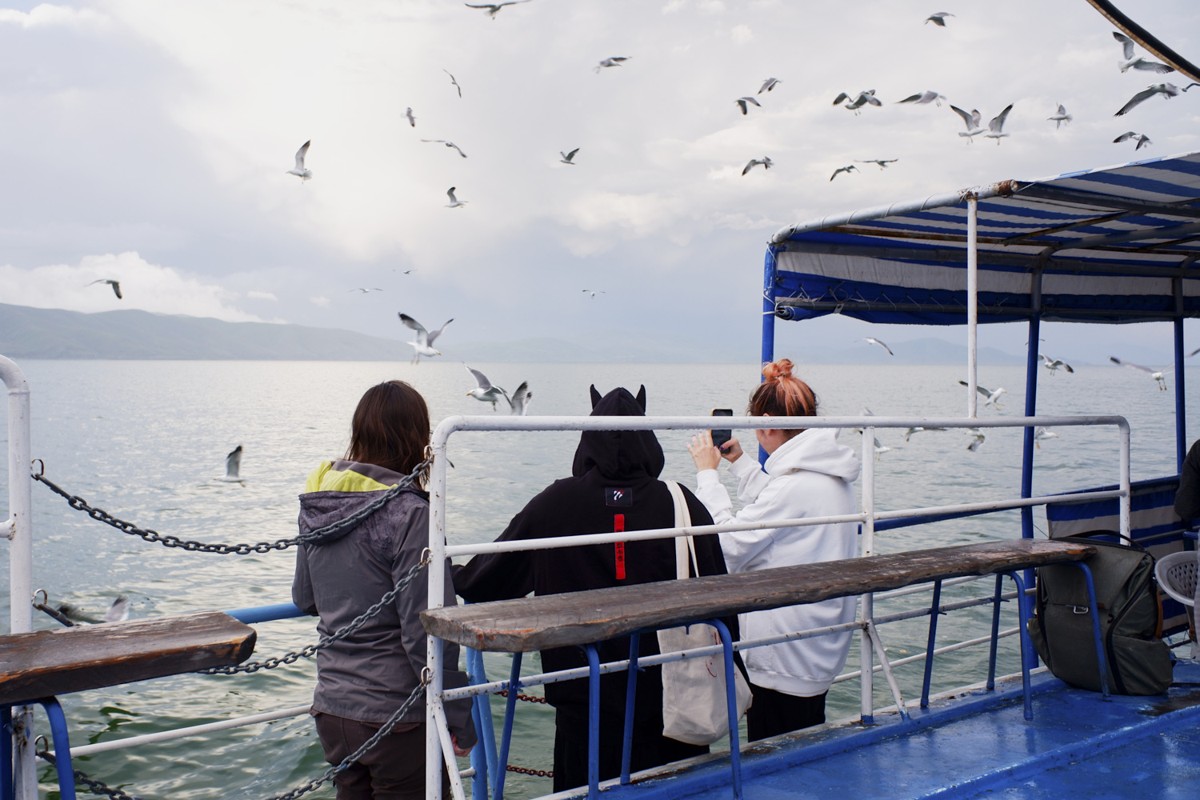 Севанский круиз на теплоходе: древний монастырь и чайки на закате (5/9)