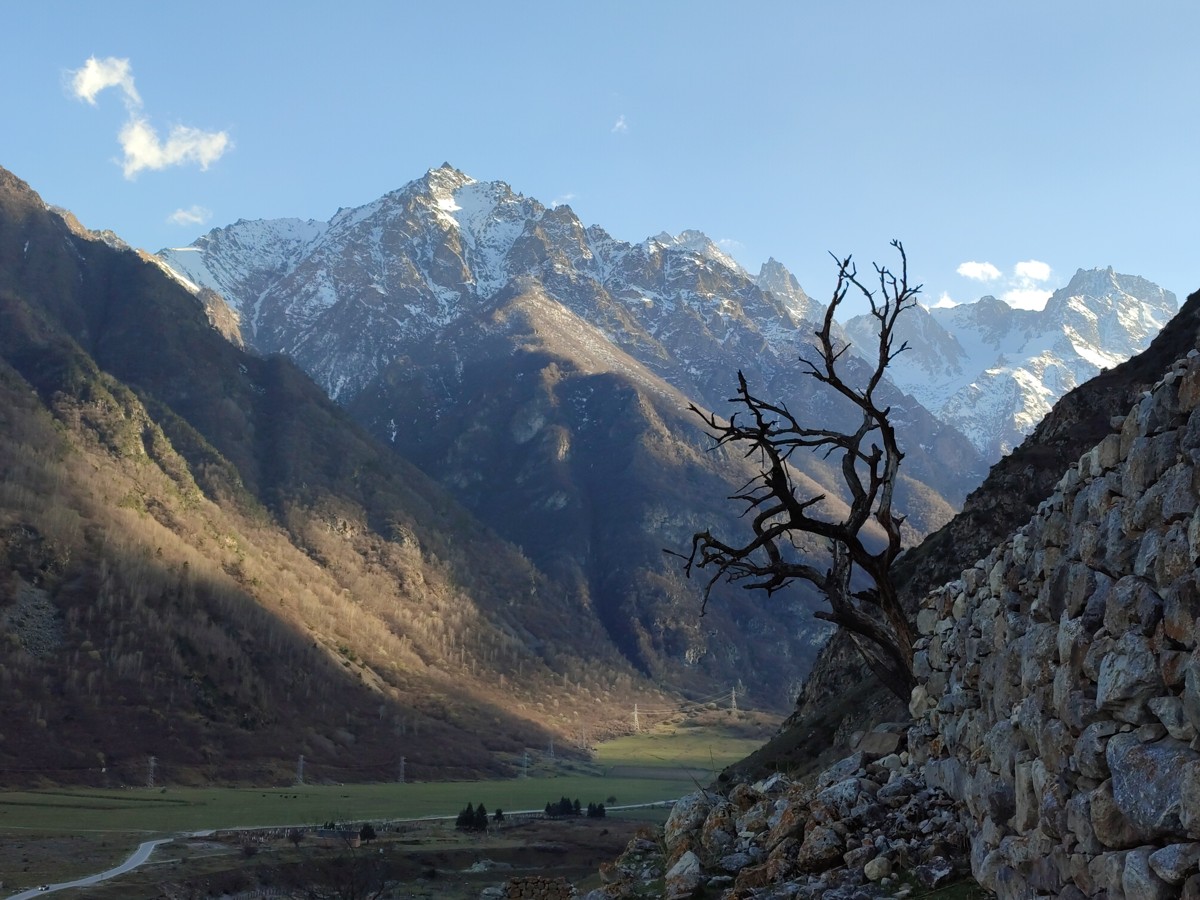 Безенгийский язык тролля, верхняя балкария и замок шато-эркен. Дорога в верхнюю балкарию. Безенгийский ледник. Безенги 2560 х 1440. Безенги кабардино-балкария.
