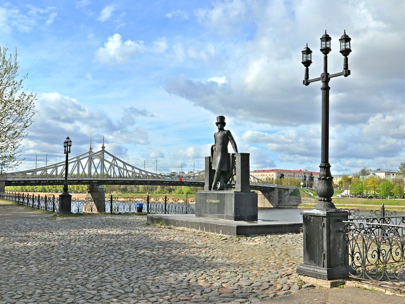 Архитектурные достопримечательности твери. Памятник в твери на набережной. Город тверь памятник пушкину. Тверь доспремечательства. Тверь достопримечательности фото.