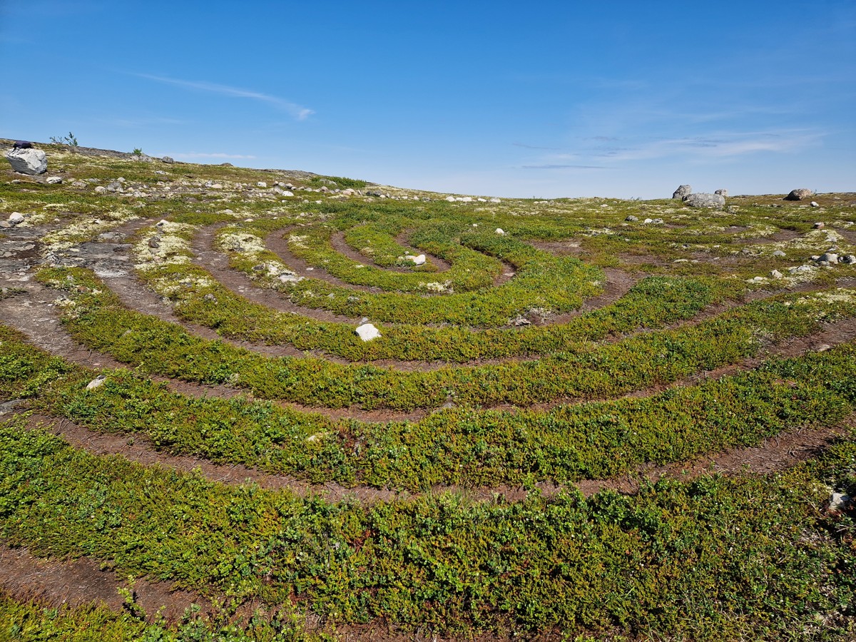 Лабиринт вавилон мурманск. Каменный лабиринт кандалакша. Лабиринт вавилон в кандалакше. Каменные лабиринты кольского полуострова. Лабиринт вавилон мурманск.