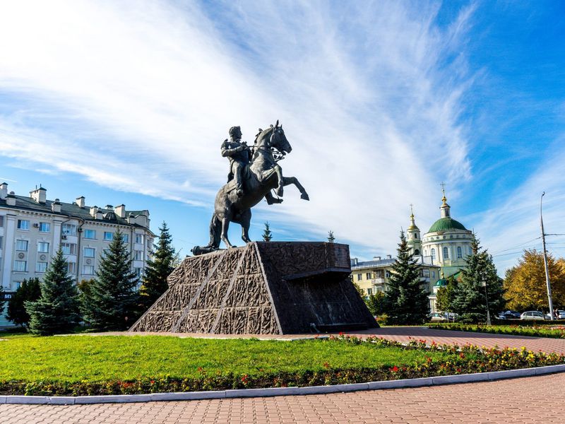 Орел памятник на вокзале. Что посетить в орле. Богоявленская церковь орел. Город орёл достопримечательности. Город орел памятник орлу.