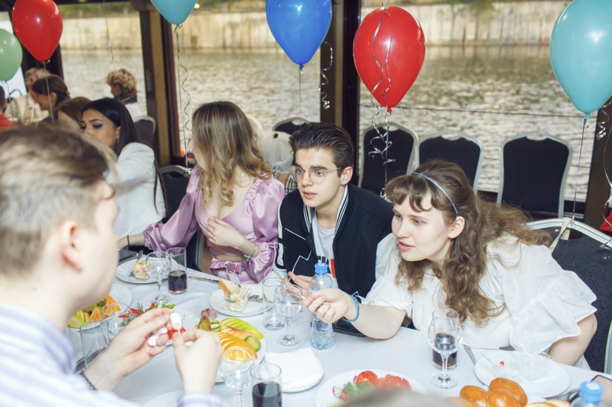 Последний звонок на двухпалубном теплоходе «Прага» с фуршетом (12/15)