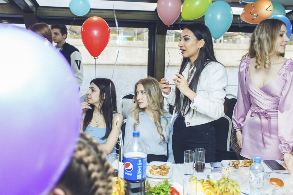 Последний звонок на двухпалубном теплоходе «Прага» с фуршетом (5/15)