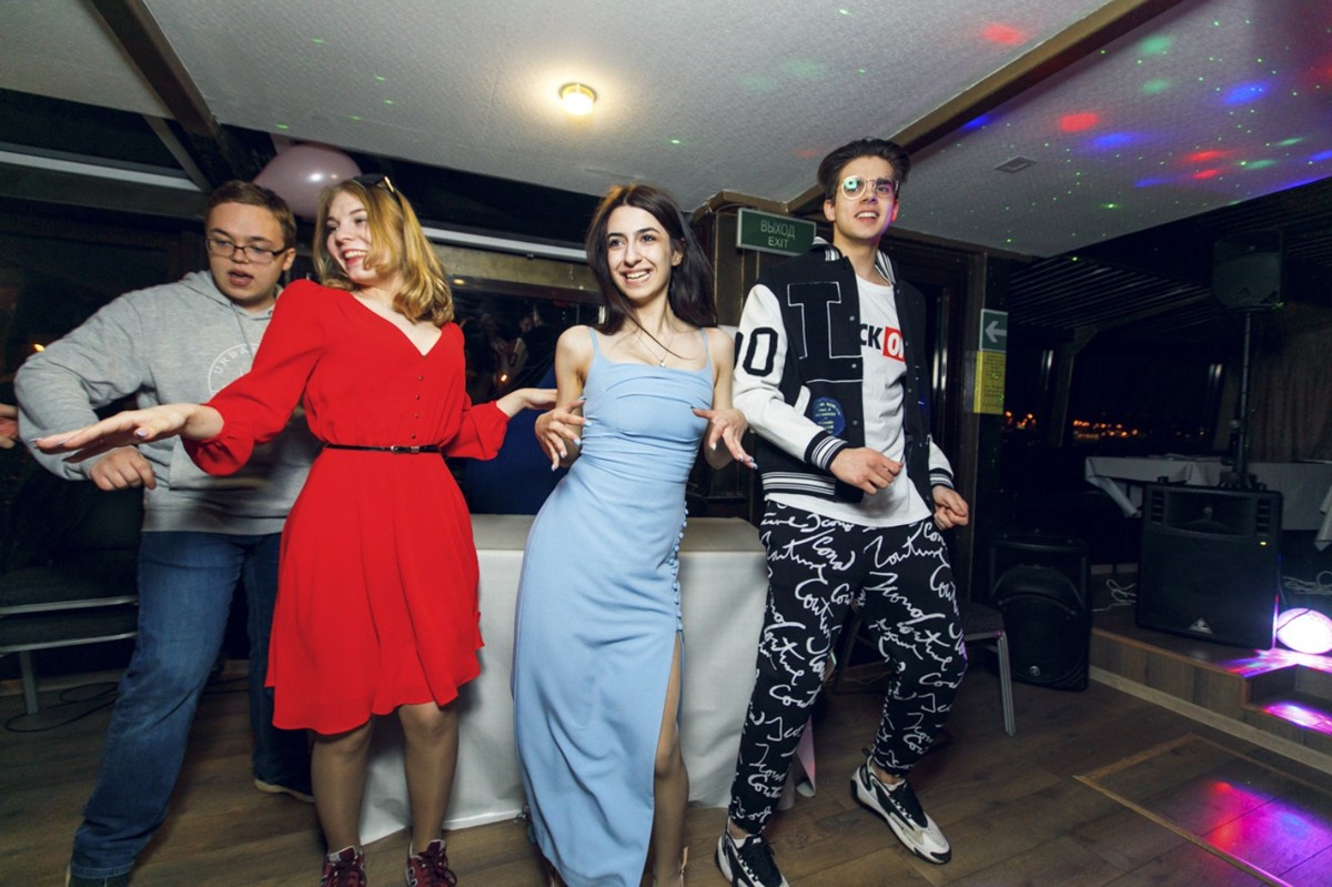 Последний звонок на двухпалубном теплоходе «Прага» с фуршетом (4/15)