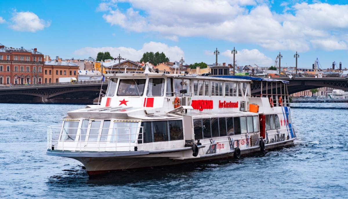 На двухпалубном теплоходе — по Неве с выходом в Финский залив (3/10)