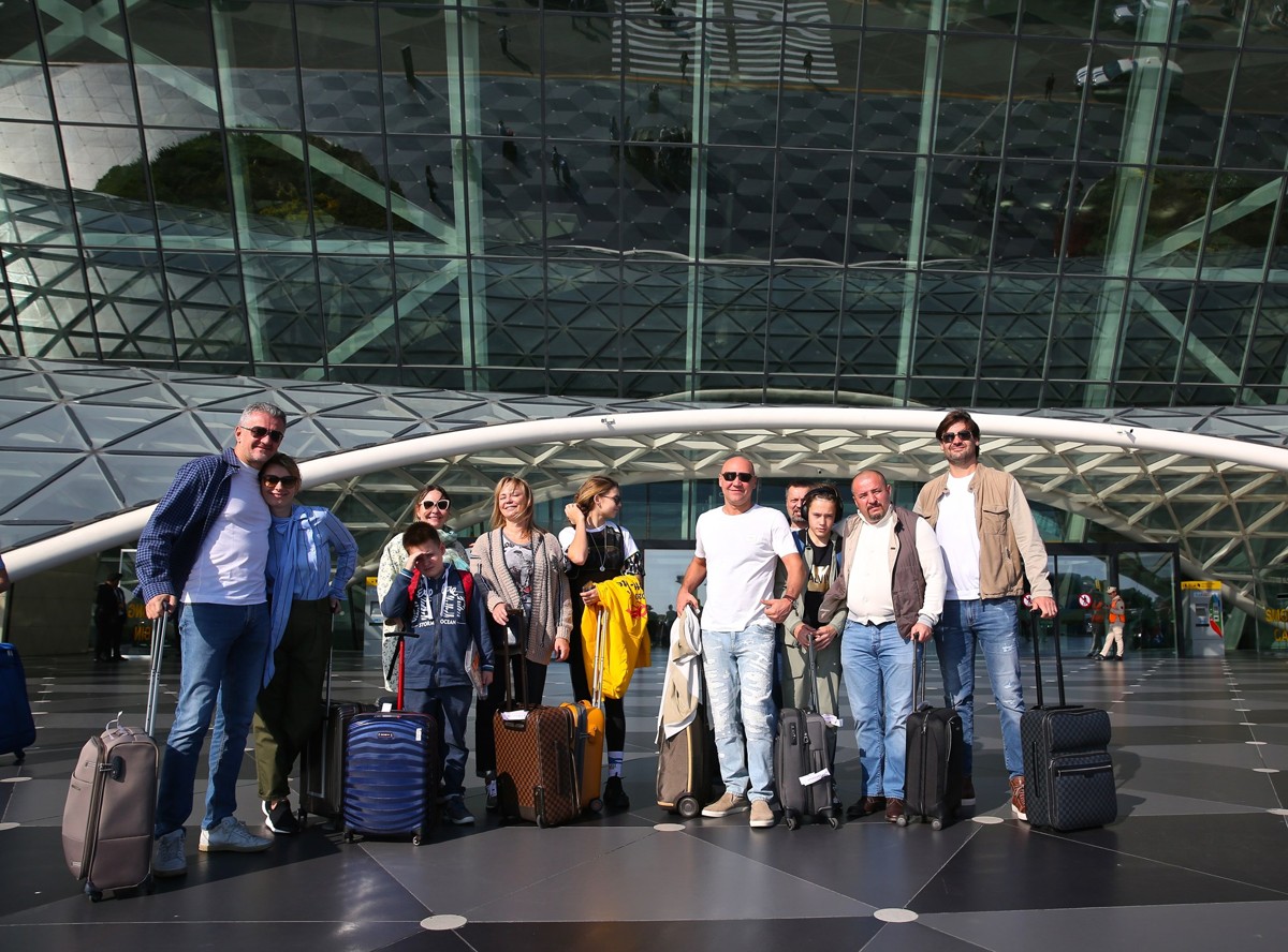 Аэропорт стамбула в новом году. Мужчина в аэропорту. Встреча туристов в аэропорту. Люди в аэропорту. Пассажиры в аэропорту.