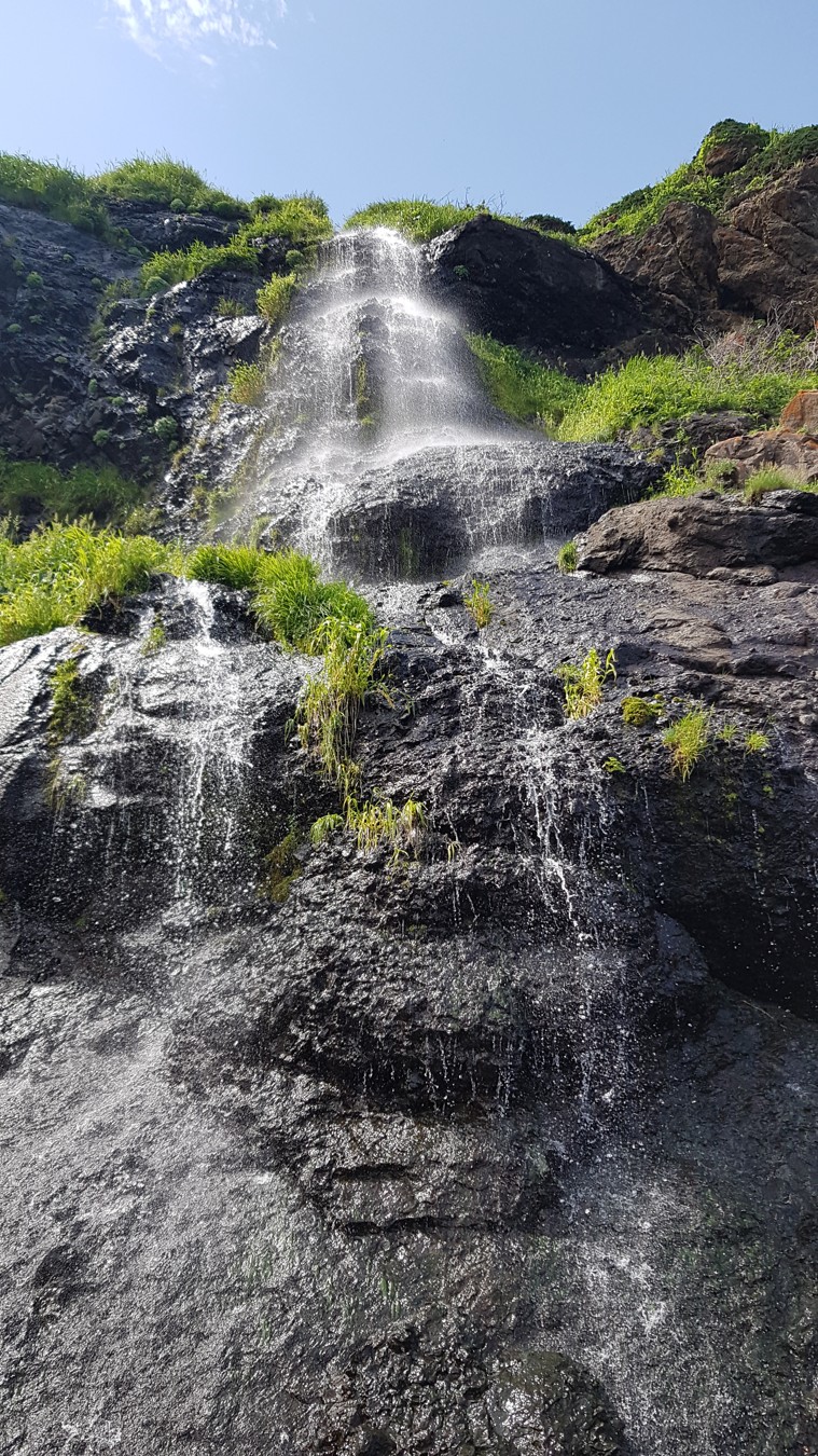 Другая сторона хребта Жданко: бухты, скалы, водопады (13/15)