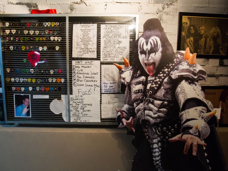 Экскурсия по музею рок-артефактов (7/10)