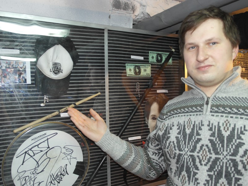 Экскурсия по музею рок-артефактов (8/10)